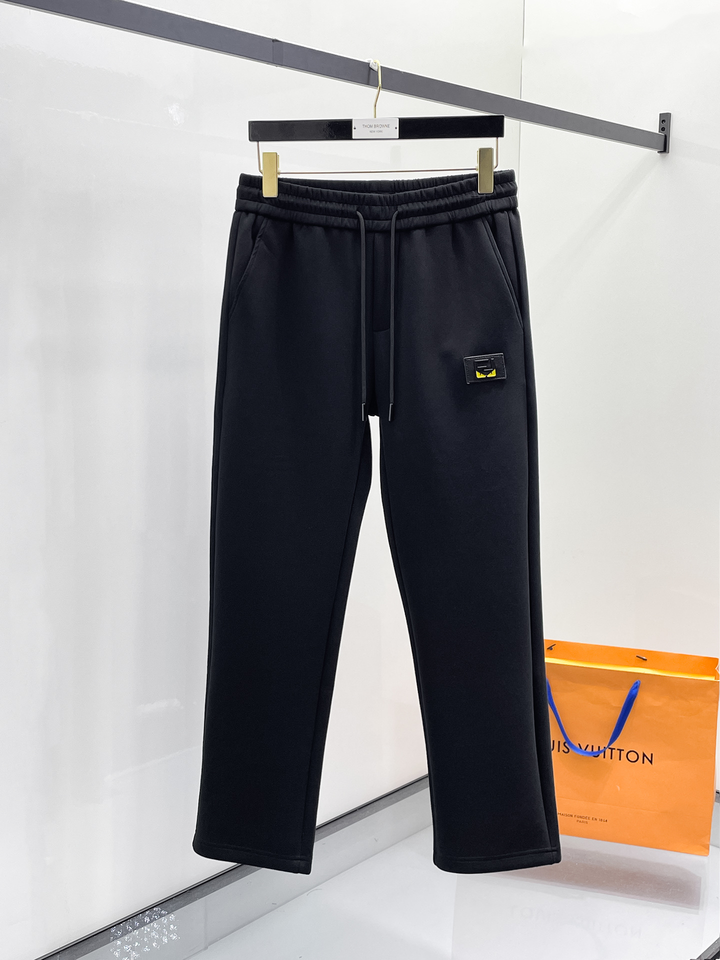 NO:654895,Fendi 2025 Autumn and Winter Men's Clothing Counter official website new product air layer cotton. The popular fabric is super popular and recommended. The must-have men's trousers for autumn and winter are decorated with classic icon embroidery elements on the front. The design interprets the essence of the brand. Casual pants made of air layer fabric are soft and draping, comfortable and breathable, with clear texture and natural cotton feel. Highly recommended!  Size..M-3XL,,fendi,alexander wang19860909芬迪 2025秋冬男装专柜官网新品空气层棉 爆款面料超好人气推荐秋冬必备男士长裤正面饰有经典图标刺绣元素设计诠释品牌精髓,空气层面料休闲裤制成,柔软垂顺,舒适透气、纹理清晰、棉感自然,强烈推荐！尺码..M-3XL,,fendi,alexander wang,Men's clothing