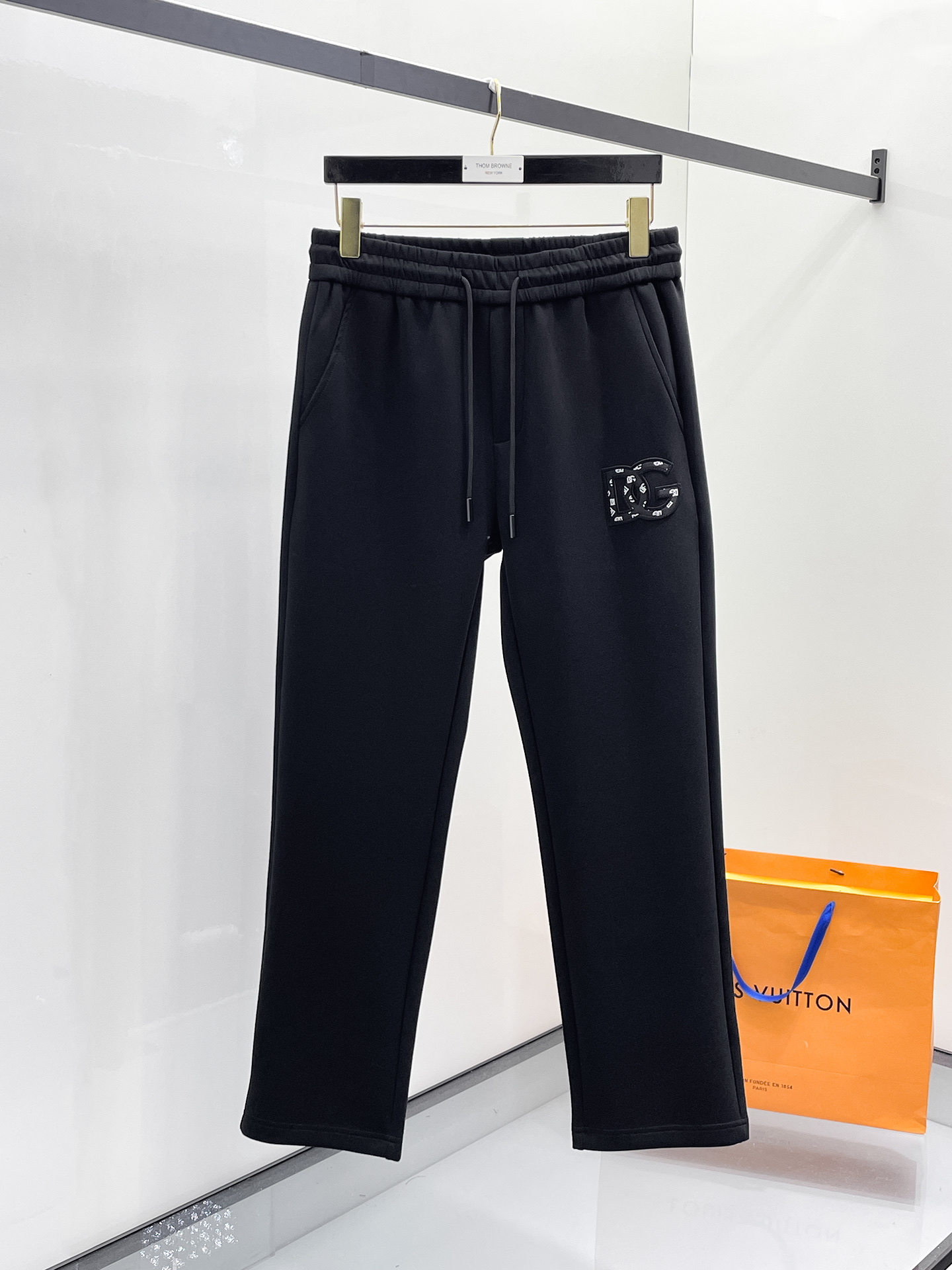 NO:654885,DG 2025 autumn and winter men's clothing counter official website new product air layer cotton, hot-selling fabric, super popular recommendation, must-have men's trousers in autumn and winter, the front is decorated with classic icon embroidery elements, the design interprets the essence of the brand, casual pants made of air layer fabric, soft and draping, comfortable and breathable, clear texture, natural cotton feel, highly recommended!  Size..M-3XL,,alexander wang19860909DG 2025秋冬男装专柜官网新品空气层棉 爆款面料超好人气推荐秋冬必备男士长裤正面饰有经典图标刺绣元素设计诠释品牌精髓,空气层面料休闲裤制成,柔软垂顺,舒适透气、纹理清晰、棉感自然,强烈推荐！尺码..M-3XL,,alexander wang,Men's clothing