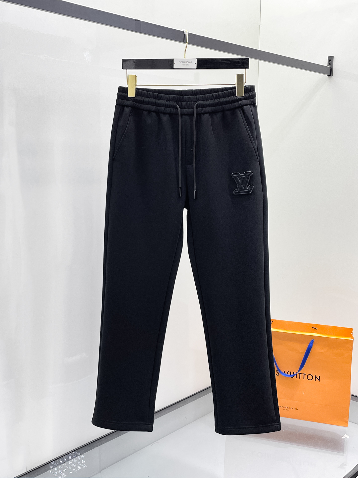 NO:654875,LV 2025 Autumn and Winter Men's Clothing Counter Official Website New Product Air Layer Cotton Hot-selling fabric is super popular and recommended. The must-have men's trousers in autumn and winter are decorated with classic icon embroidery elements on the front and the design interprets the essence of the brand. Casual pants made of air layer fabric are soft and draping, comfortable and breathable, with clear texture and natural cotton feel. Highly recommended!  Size..M-3XL,,louis vuitton,alexander wang19860909LV 2025秋冬男装专柜官网新品空气层棉 爆款面料超好人气推荐秋冬必备男士长裤正面饰有经典图标刺绣元素设计诠释品牌精髓,空气层面料休闲裤制成,柔软垂顺,舒适透气、纹理清晰、棉感自然,强烈推荐！尺码..M-3XL,,louis vuitton,alexander wang,Men's clothing