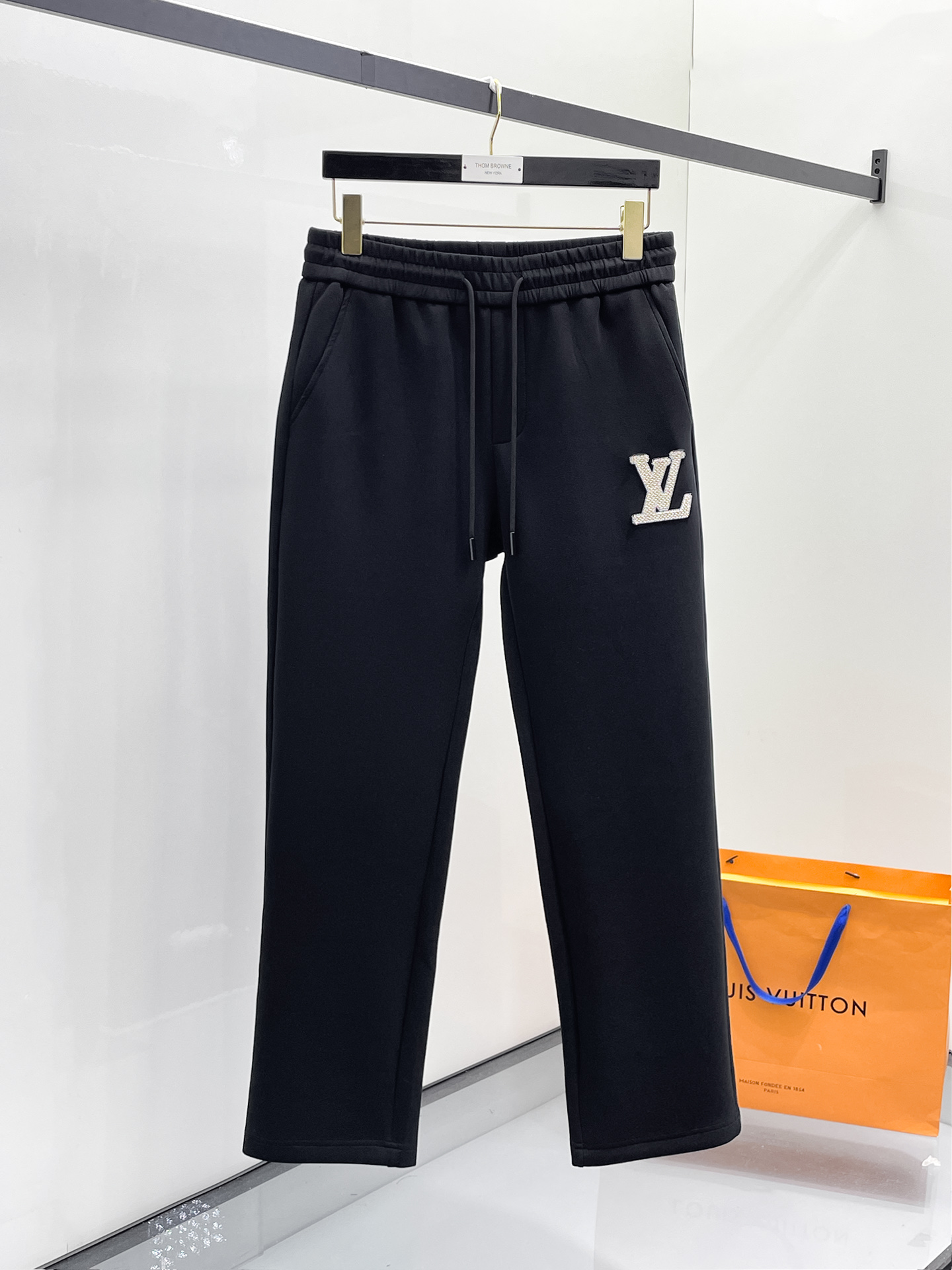 NO:654894,LV 2025 Autumn and Winter Men's Clothing Counter Official Website New Product Air Layer Cotton Hot-selling fabric is super popular and recommended. The must-have men's trousers in autumn and winter are decorated with classic icon embroidery elements on the front and the design interprets the essence of the brand. Casual pants made of air layer fabric are soft and draping, comfortable and breathable, with clear texture and natural cotton feel. Highly recommended!  Size..M-3XL,,louis vuitton,alexander wang19860909LV 2025秋冬男装专柜官网新品空气层棉 爆款面料超好人气推荐秋冬必备男士长裤正面饰有经典图标刺绣元素设计诠释品牌精髓,空气层面料休闲裤制成,柔软垂顺,舒适透气、纹理清晰、棉感自然,强烈推荐！尺码..M-3XL,,louis vuitton,alexander wang,Men's clothing