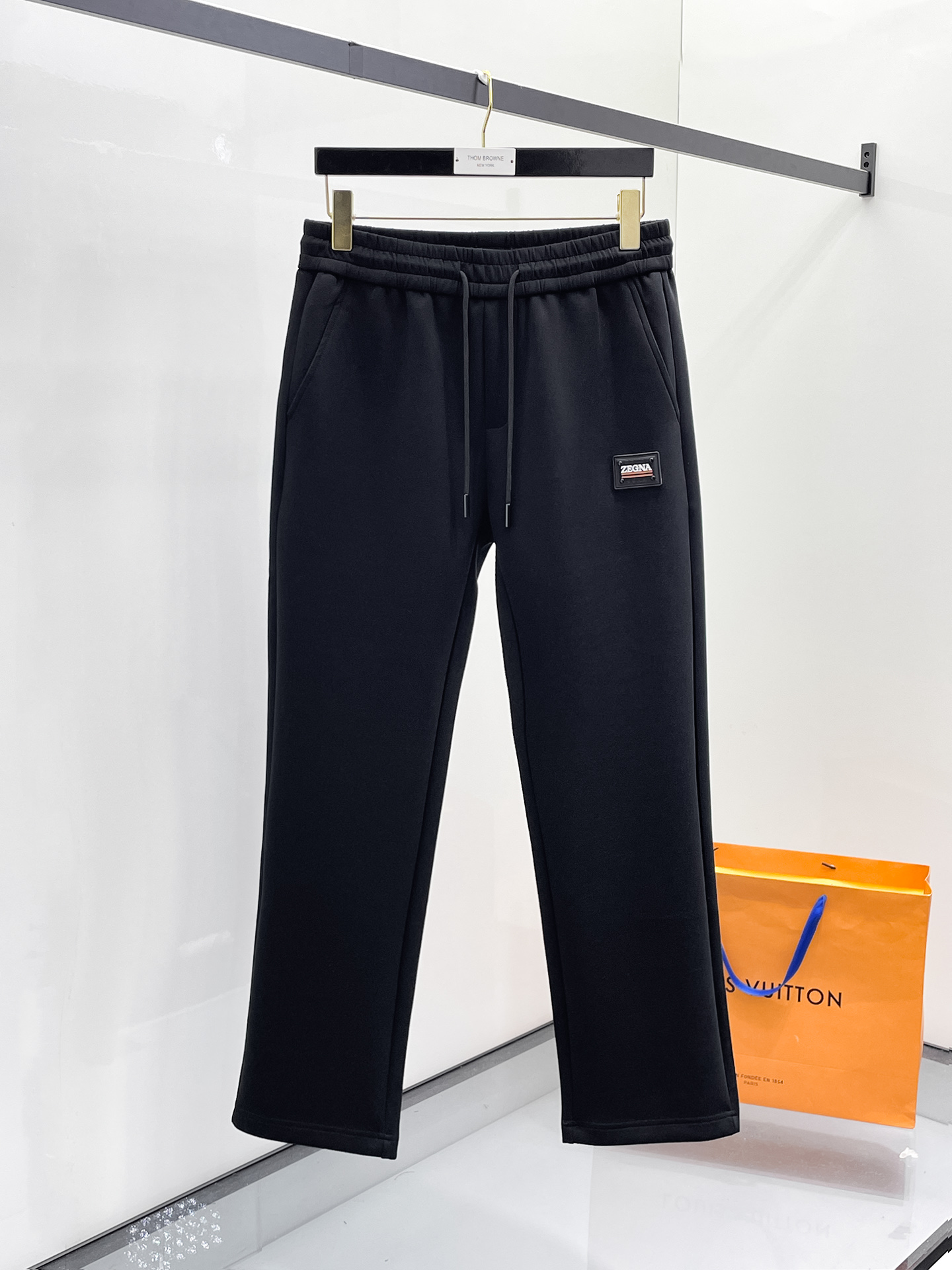 NO:654874,Ermenegildo Zegna's 2025 Autumn and Winter Men's Clothing Counter official website new product air layer cotton. The popular fabric is super popular and recommended. The must-have men's trousers for autumn and winter are decorated with classic icon embroidery elements on the front. The design interprets the essence of the brand. Casual pants made of air layer fabric are soft and draping, comfortable and breathable, with clear texture and natural cotton feel. Highly recommended!  Size..M-3XL,,zegna,alexander wang19860909杰尼亚 2025秋冬男装专柜官网新品空气层棉 爆款面料超好人气推荐秋冬必备男士长裤正面饰有经典图标刺绣元素设计诠释品牌精髓,空气层面料休闲裤制成,柔软垂顺,舒适透气、纹理清晰、棉感自然,强烈推荐！尺码..M-3XL,,zegna,alexander wang,Men's clothing