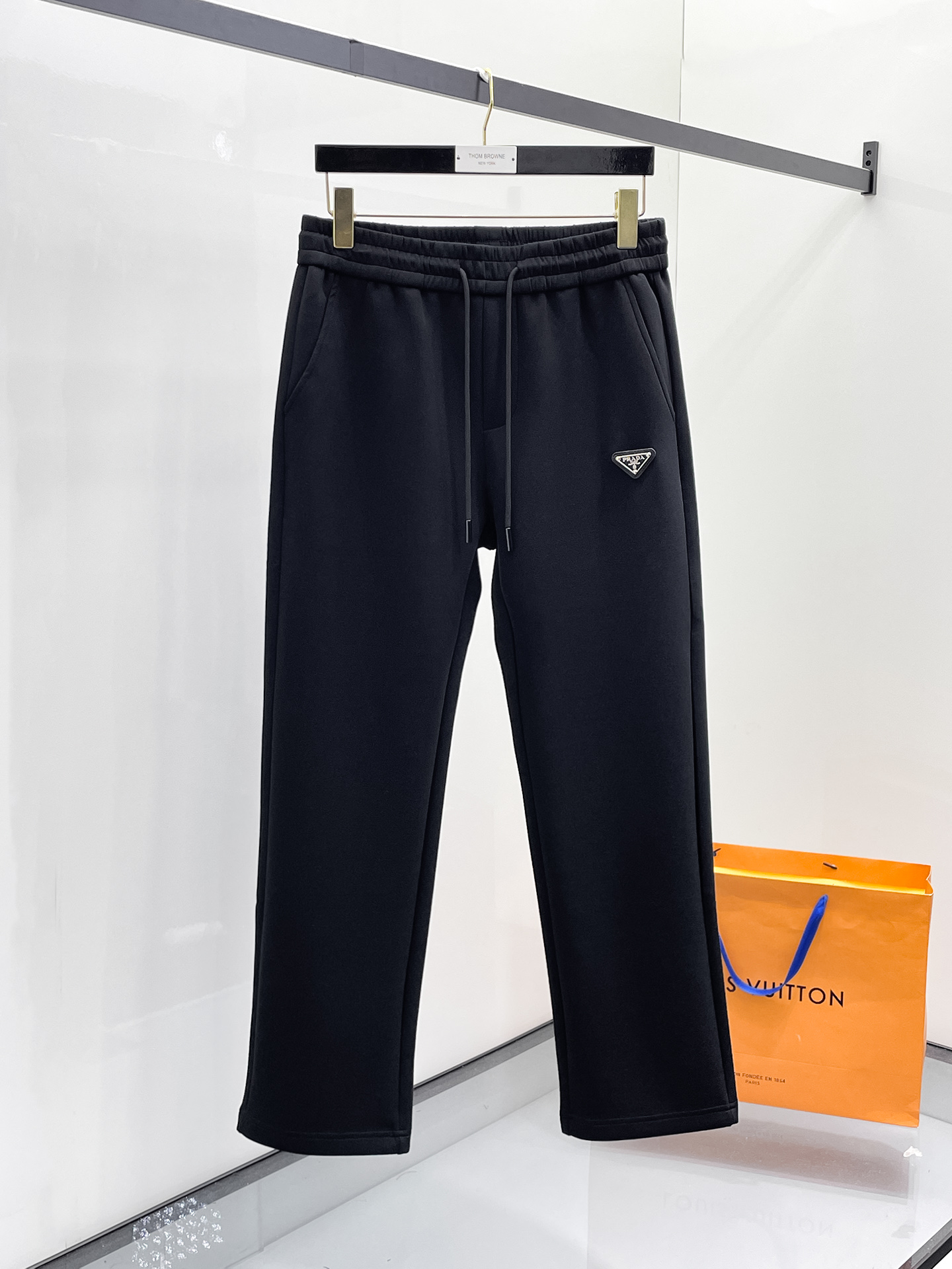 NO:654859,Prada 2025 Autumn and Winter Men's Clothing Counter official website new product air layer cotton. The popular fabric is super popular and recommended. The must-have men's trousers in autumn and winter are decorated with classic icon embroidery elements on the front. The design interprets the essence of the brand. Casual pants made of air layer fabric are soft and draping, comfortable and breathable, with clear texture and natural cotton feel. Highly recommended!  Size..M-3XL,,prada,alexander wang19860909普拉达 2025秋冬男装专柜官网新品空气层棉 爆款面料超好人气推荐秋冬必备男士长裤正面饰有经典图标刺绣元素设计诠释品牌精髓,空气层面料休闲裤制成,柔软垂顺,舒适透气、纹理清晰、棉感自然,强烈推荐！尺码..M-3XL,,prada,alexander wang,Men's clothing