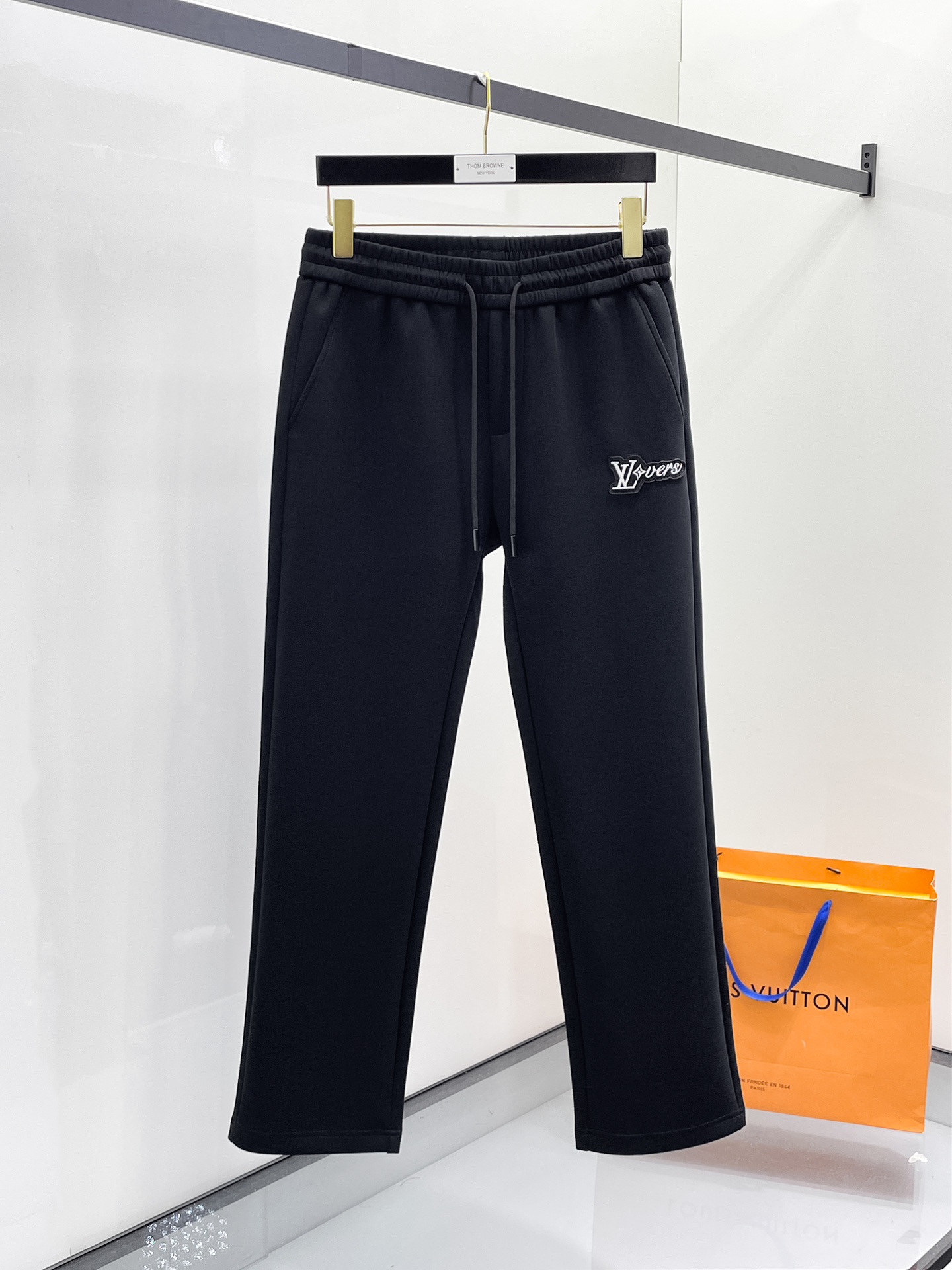 NO:654849,LV 2025 Autumn and Winter Men's Clothing Counter Official Website New Product Air Layer Cotton Hot-selling fabric is super popular and recommended. The must-have men's trousers in autumn and winter are decorated with classic icon embroidery elements on the front and the design interprets the essence of the brand. Casual pants made of air layer fabric are soft and draping, comfortable and breathable, with clear texture and natural cotton feel. Highly recommended!  Size..M-3XL,,louis vuitton,alexander wang19860909LV 2025秋冬男装专柜官网新品空气层棉 爆款面料超好人气推荐秋冬必备男士长裤正面饰有经典图标刺绣元素设计诠释品牌精髓,空气层面料休闲裤制成,柔软垂顺,舒适透气、纹理清晰、棉感自然,强烈推荐！尺码..M-3XL,,louis vuitton,alexander wang,Men's clothing