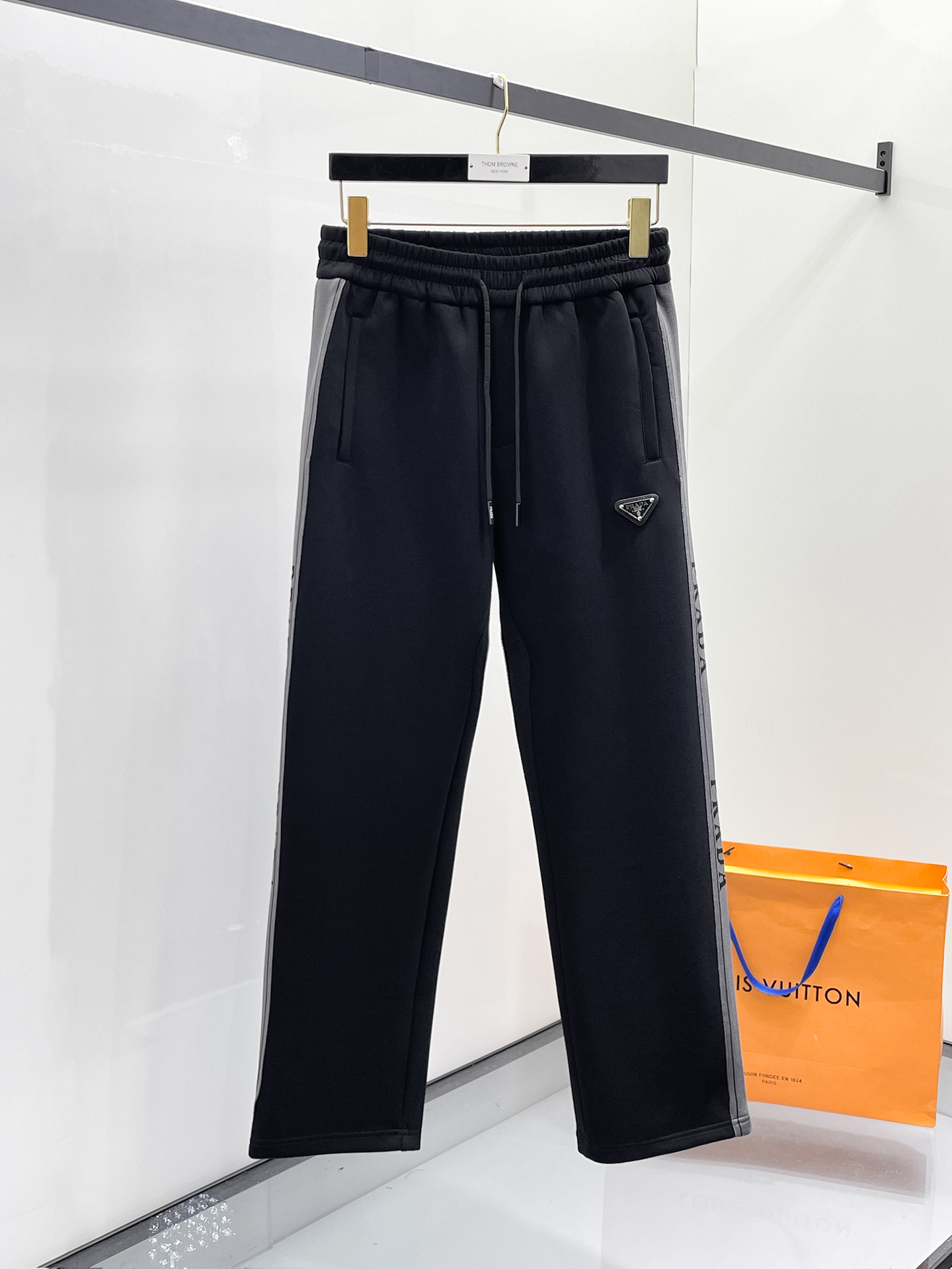 NO:654935,Prada 2025 Autumn and Winter Men's Clothing Counter official website new product air layer cotton. The popular fabric is super popular and recommended. The must-have men's trousers in autumn and winter are decorated with classic icon embroidery elements on the front. The design interprets the essence of the brand. Casual pants made of air layer fabric are soft and draping, comfortable and breathable, with clear texture and natural cotton feel. Highly recommended!  Size..M-3XL,,prada,alexander wang19860909普拉达 2025秋冬男装专柜官网新品空气层棉 爆款面料超好人气推荐秋冬必备男士长裤正面饰有经典图标刺绣元素设计诠释品牌精髓,空气层面料休闲裤制成,柔软垂顺,舒适透气、纹理清晰、棉感自然,强烈推荐！尺码..M-3XL,,prada,alexander wang,Men's clothing