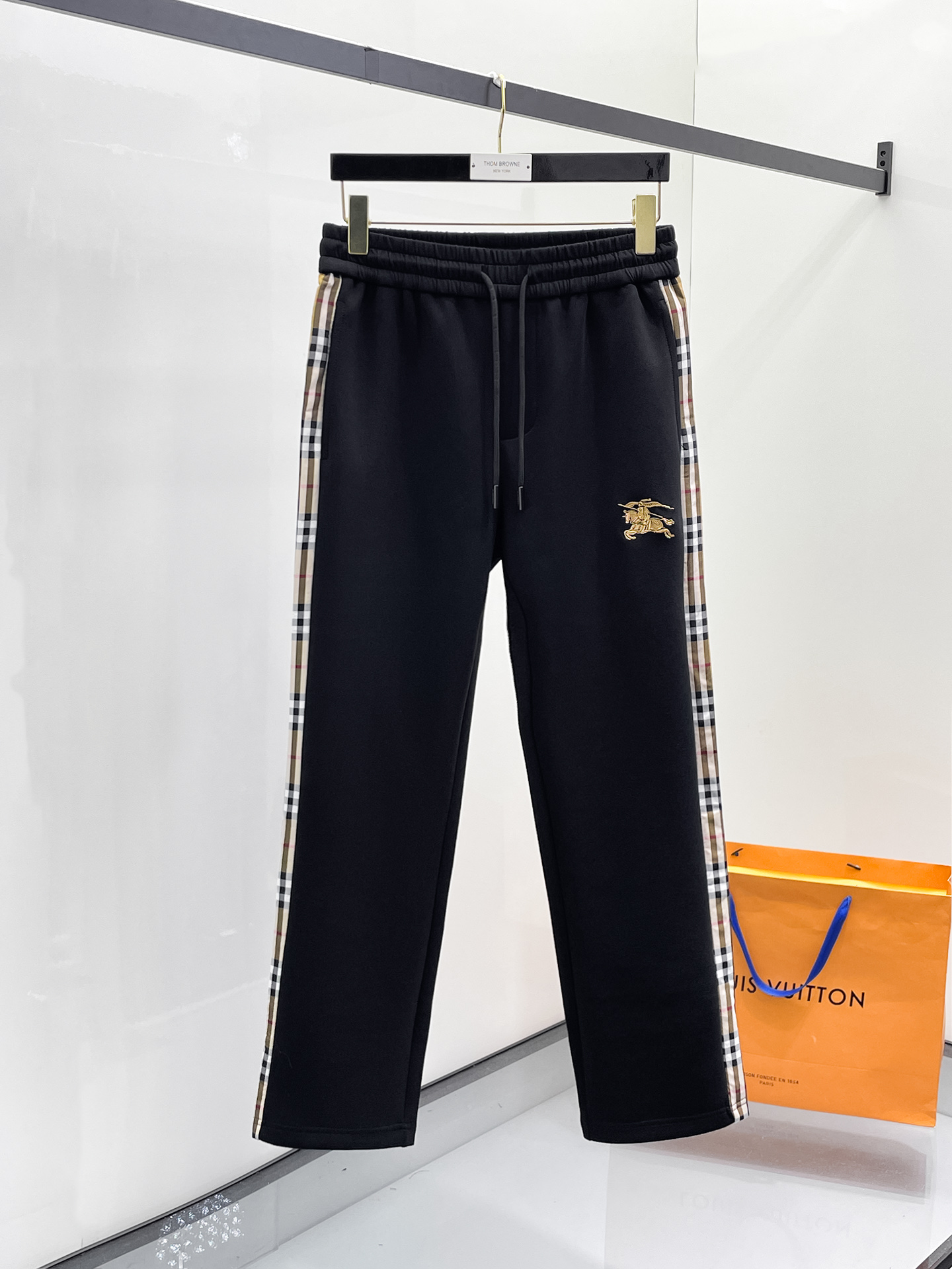 NO:654854,Burberry 2025 Autumn and Winter Men's Clothing Counter Official Website New Product Air Layer Cotton Hot-selling fabric is super popular and recommended. The must-have men's trousers for autumn and winter are decorated with classic icon embroidery elements on the front. The design interprets the essence of the brand. Casual pants made of air layer fabric are soft and draping, comfortable and breathable, with clear texture and natural cotton feel. Highly recommended!  Size..M-3XL,,burberry,alexander wang19860909巴宝莉 2025秋冬男装专柜官网新品空气层棉 爆款面料超好人气推荐秋冬必备男士长裤正面饰有经典图标刺绣元素设计诠释品牌精髓,空气层面料休闲裤制成,柔软垂顺,舒适透气、纹理清晰、棉感自然,强烈推荐！尺码..M-3XL,,burberry,alexander wang,Men's clothing