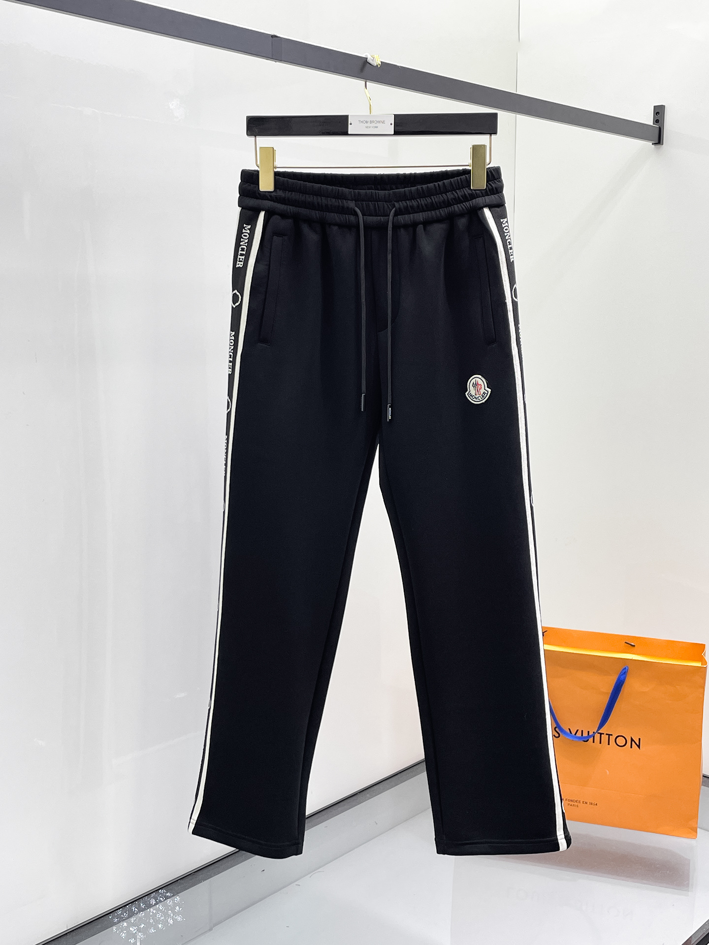 NO:654864,Mengkou 2025 Autumn and Winter Men's Clothing Counter official website new product air layer cotton. The popular fabric is super popular and recommended. The must-have men's trousers for autumn and winter are decorated with classic icon embroidery elements on the front. The design interprets the essence of the brand. Casual pants made of air layer fabric are soft and draping, comfortable and breathable, with clear texture and natural cotton feel. Highly recommended!  Size..M-3XL,,Moncler,alexander wang19860909蒙口 2025秋冬男装专柜官网新品空气层棉 爆款面料超好人气推荐秋冬必备男士长裤正面饰有经典图标刺绣元素设计诠释品牌精髓,空气层面料休闲裤制成,柔软垂顺,舒适透气、纹理清晰、棉感自然,强烈推荐！尺码..M-3XL,,Moncler,alexander wang,Men's clothing