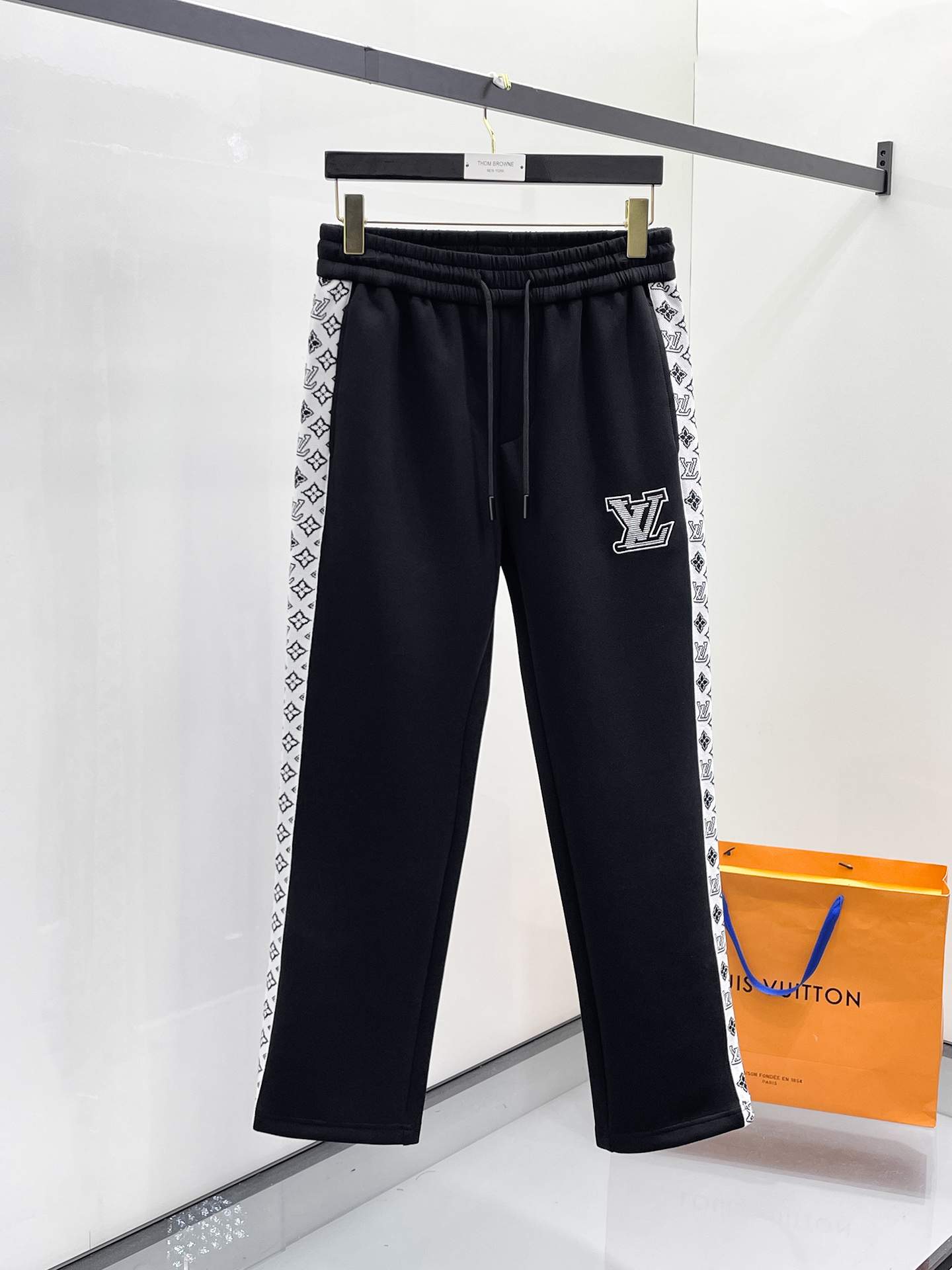 NO:654869,LV 2025 Autumn and Winter Men's Clothing Counter Official Website New Product Air Layer Cotton Hot-selling fabric is super popular and recommended. The must-have men's trousers in autumn and winter are decorated with classic icon embroidery elements on the front and the design interprets the essence of the brand. Casual pants made of air layer fabric are soft and draping, comfortable and breathable, with clear texture and natural cotton feel. Highly recommended!  Size..M-3XL,,louis vuitton,alexander wang19860909LV 2025秋冬男装专柜官网新品空气层棉 爆款面料超好人气推荐秋冬必备男士长裤正面饰有经典图标刺绣元素设计诠释品牌精髓,空气层面料休闲裤制成,柔软垂顺,舒适透气、纹理清晰、棉感自然,强烈推荐！尺码..M-3XL,,louis vuitton,alexander wang,Men's clothing