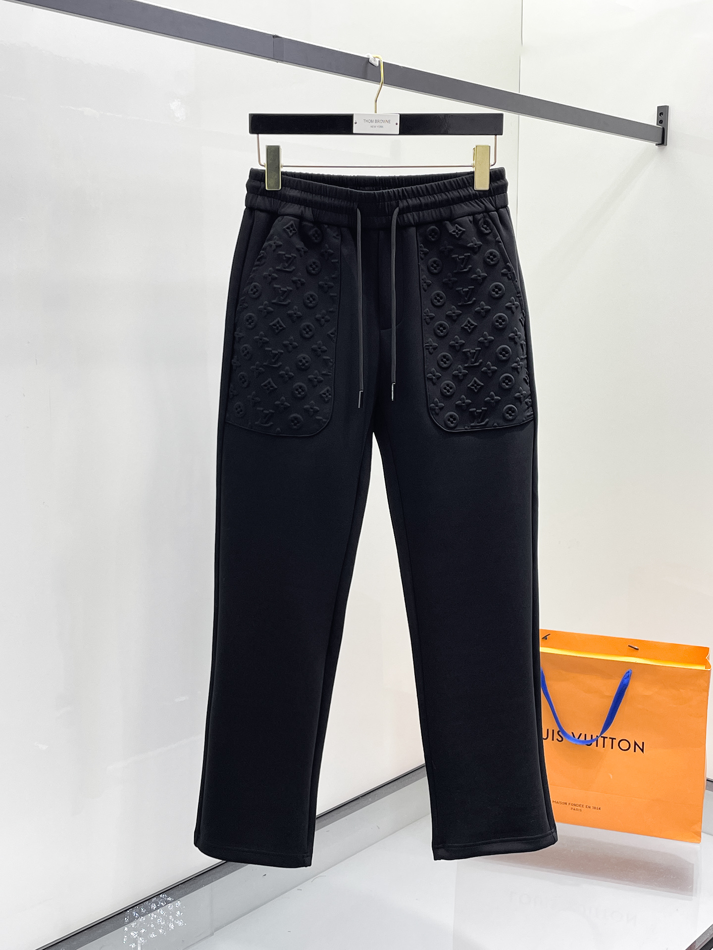 NO:654879,LV 2025 Autumn and Winter Men's Clothing Counter Official Website New Product Air Layer Cotton Hot-selling fabric is super popular and recommended. The must-have men's trousers in autumn and winter are decorated with classic icon embroidery elements on the front and the design interprets the essence of the brand. Casual pants made of air layer fabric are soft and draping, comfortable and breathable, with clear texture and natural cotton feel. Highly recommended!  Size..M-3XL,,louis vuitton,alexander wang19860909LV 2025秋冬男装专柜官网新品空气层棉 爆款面料超好人气推荐秋冬必备男士长裤正面饰有经典图标刺绣元素设计诠释品牌精髓,空气层面料休闲裤制成,柔软垂顺,舒适透气、纹理清晰、棉感自然,强烈推荐！尺码..M-3XL,,louis vuitton,alexander wang,Men's clothing