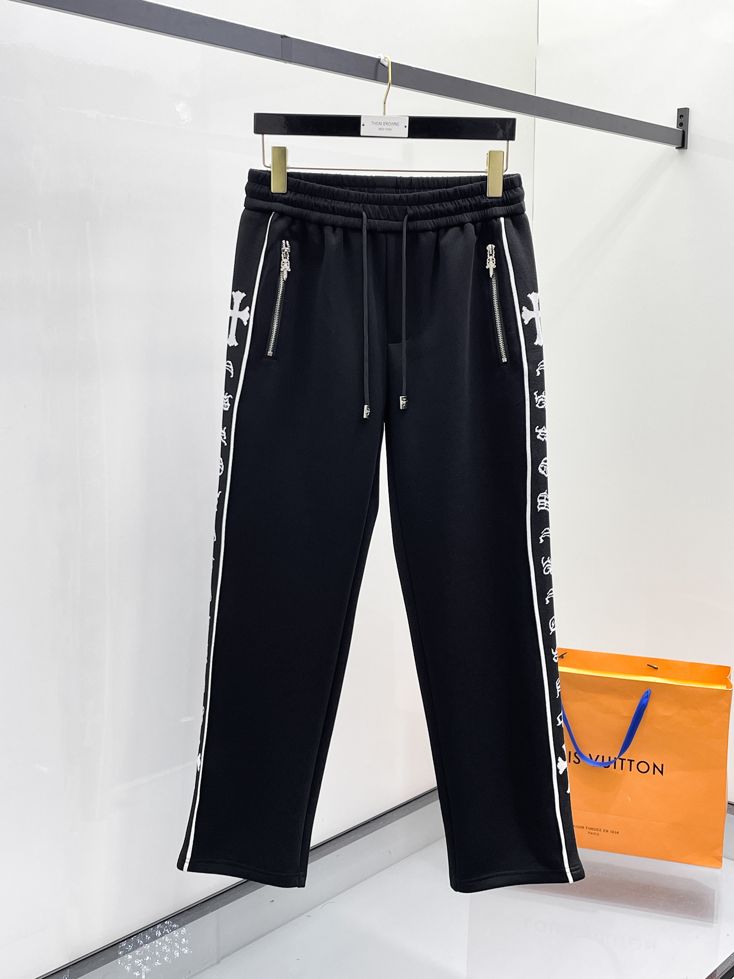 NO:654889,Kroxin 2025 Autumn and Winter Men's Clothing Counter Official Website New Product Air Layer Cotton Hot-selling Fabric Super Popular Recommended Men's Essential Men's Trousers for Autumn and Winter The front is decorated with classic icon embroidery elements and the design interprets the essence of the brand. Casual pants made of air layer fabric are soft and draping, comfortable and breathable, with clear texture and natural cotton feel. Highly recommended!  Size..M-3XL,,chrome hearts,alexander wang19860909克罗心 2025秋冬男装专柜官网新品空气层棉 爆款面料超好人气推荐秋冬必备男士长裤正面饰有经典图标刺绣元素设计诠释品牌精髓,空气层面料休闲裤制成,柔软垂顺,舒适透气、纹理清晰、棉感自然,强烈推荐！尺码..M-3XL,,chrome hearts,alexander wang,Men's clothing