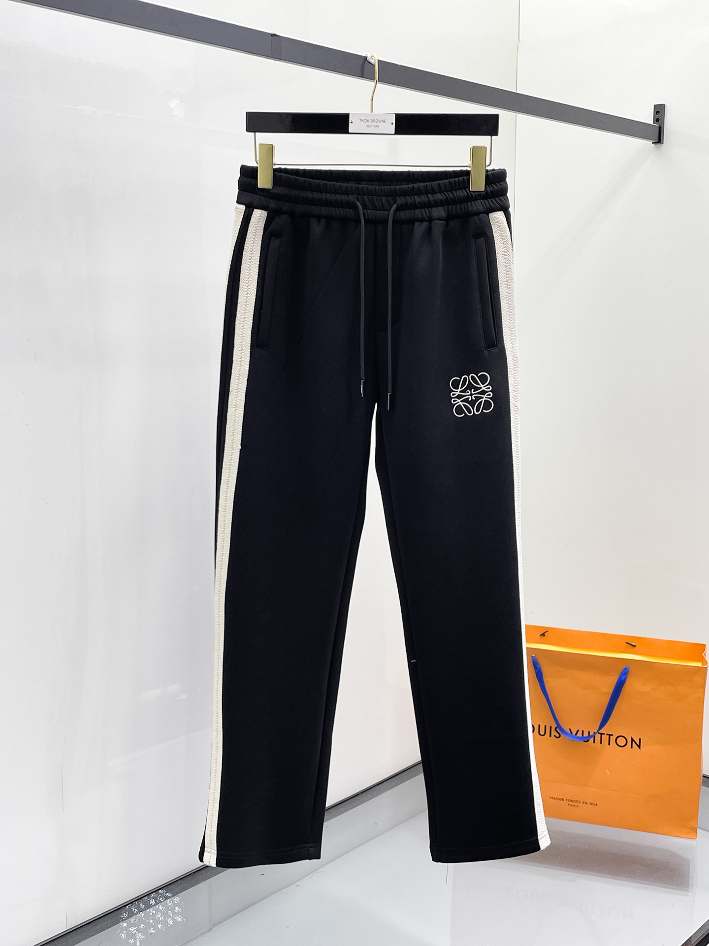 NO:654890,Loewe 2025 Autumn and Winter Men's Clothing Counter Official Website New Product Air Layer Cotton Hot-selling fabric is super popular and recommended. The must-have men's trousers for autumn and winter are decorated with classic icon embroidery elements on the front and the design interprets the essence of the brand. Casual pants made of air layer fabric are soft and draping, comfortable and breathable, with clear texture and natural cotton feel. Highly recommended!  Size..M-3XL,,loewe,alexander wang19860909罗意威 2025秋冬男装专柜官网新品空气层棉 爆款面料超好人气推荐秋冬必备男士长裤正面饰有经典图标刺绣元素设计诠释品牌精髓,空气层面料休闲裤制成,柔软垂顺,舒适透气、纹理清晰、棉感自然,强烈推荐！尺码..M-3XL,,loewe,alexander wang,Men's clothing