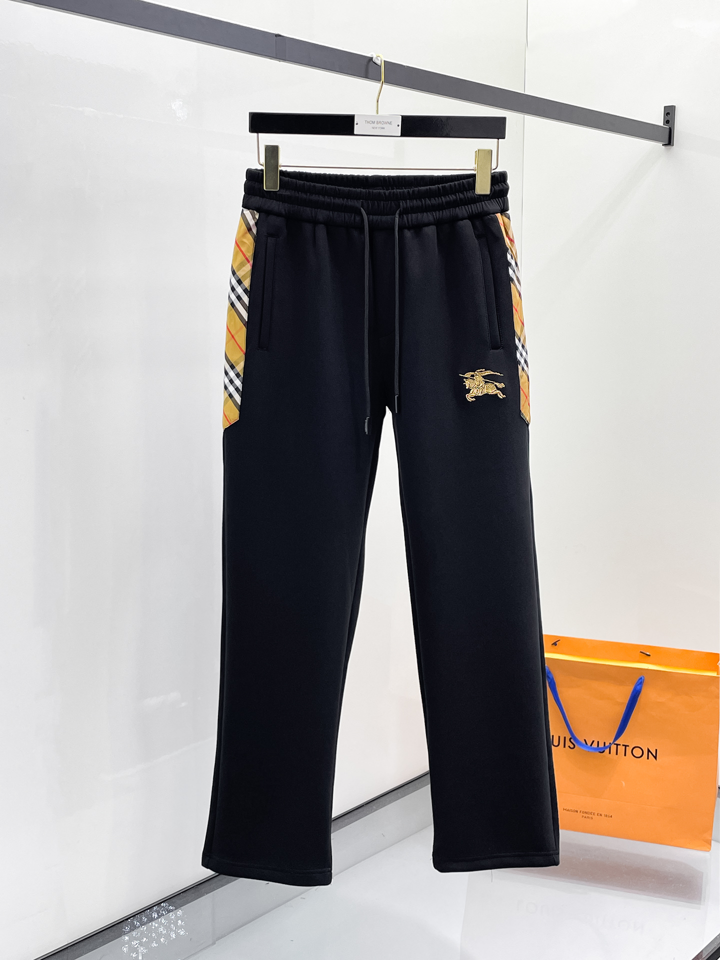 NO:654860,Burberry 2025 Autumn and Winter Men's Clothing Counter Official Website New Product Air Layer Cotton Hot-selling fabric is super popular and recommended. The must-have men's trousers for autumn and winter are decorated with classic icon embroidery elements on the front. The design interprets the essence of the brand. Casual pants made of air layer fabric are soft and draping, comfortable and breathable, with clear texture and natural cotton feel. Highly recommended!  Size..M-3XL,,burberry,alexander wang19860909巴宝莉 2025秋冬男装专柜官网新品空气层棉 爆款面料超好人气推荐秋冬必备男士长裤正面饰有经典图标刺绣元素设计诠释品牌精髓,空气层面料休闲裤制成,柔软垂顺,舒适透气、纹理清晰、棉感自然,强烈推荐！尺码..M-3XL,,burberry,alexander wang,Men's clothing