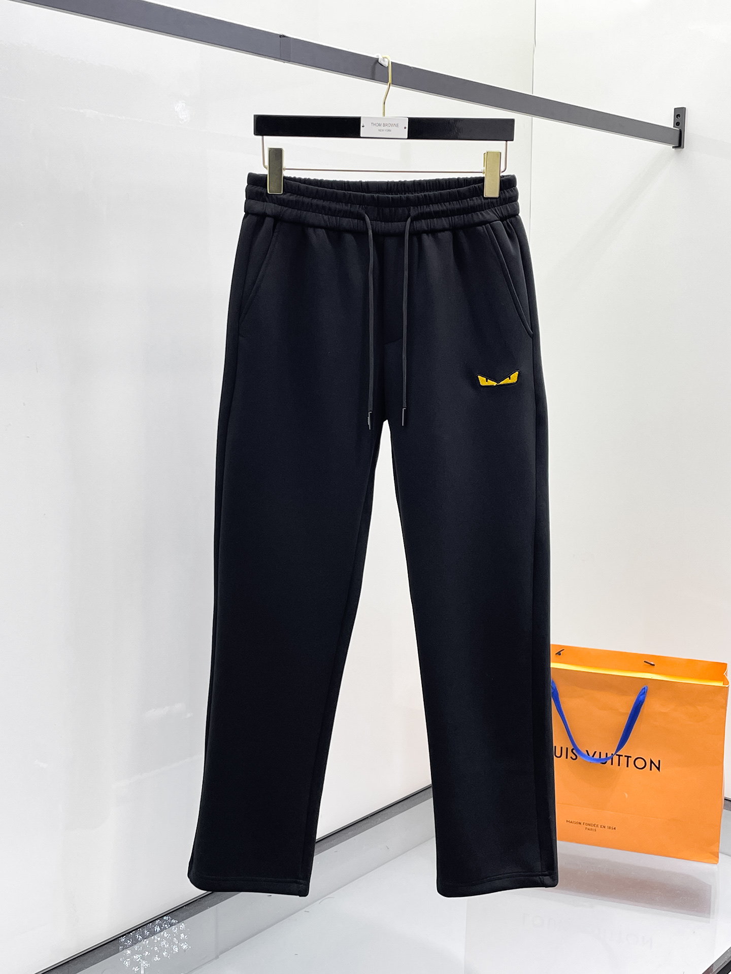 NO:654870,Fendi 2025 Autumn and Winter Men's Clothing Counter official website new product air layer cotton. The popular fabric is super popular and recommended. The must-have men's trousers for autumn and winter are decorated with classic icon embroidery elements on the front. The design interprets the essence of the brand. Casual pants made of air layer fabric are soft and draping, comfortable and breathable, with clear texture and natural cotton feel. Highly recommended!  Size..M-3XL,,fendi,alexander wang19860909芬迪 2025秋冬男装专柜官网新品空气层棉 爆款面料超好人气推荐秋冬必备男士长裤正面饰有经典图标刺绣元素设计诠释品牌精髓,空气层面料休闲裤制成,柔软垂顺,舒适透气、纹理清晰、棉感自然,强烈推荐！尺码..M-3XL,,fendi,alexander wang,Men's clothing