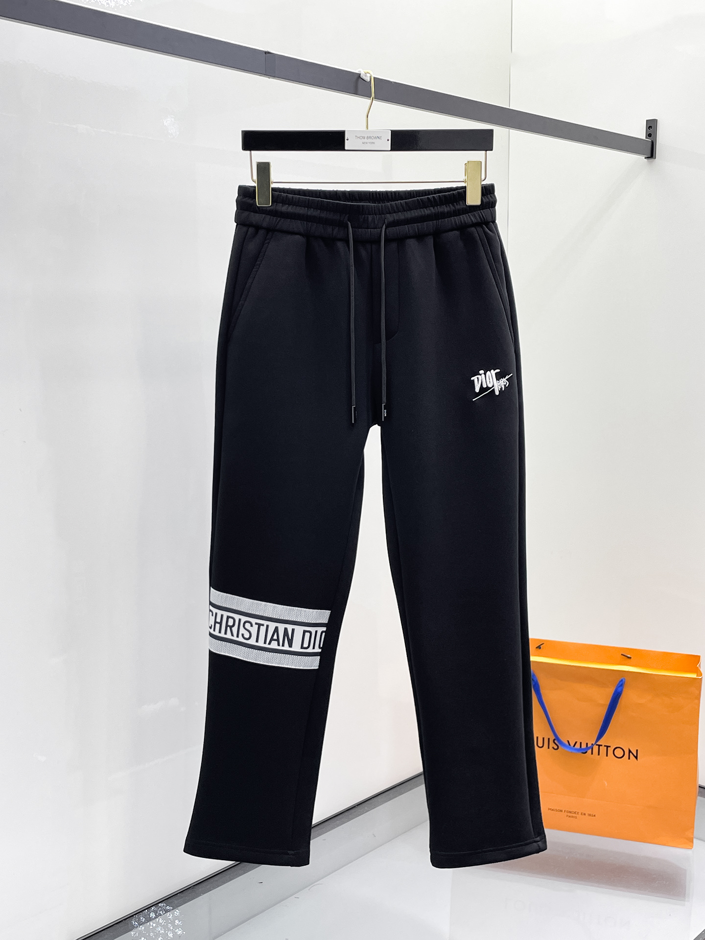 NO:654880,Dior's 2025 Autumn and Winter Men's Clothing Counter official website new product air layer cotton. The hot-selling fabric is super popular and recommended. The must-have men's trousers for autumn and winter are decorated with classic icon embroidery elements on the front. The design interprets the essence of the brand. Casual pants made of air layer fabric are soft and draping, comfortable and breathable, with clear texture and natural cotton feel. Highly recommended!  Size..M-3XL,,dior,alexander wang19860909迪奥 2025秋冬男装专柜官网新品空气层棉 爆款面料超好人气推荐秋冬必备男士长裤正面饰有经典图标刺绣元素设计诠释品牌精髓,空气层面料休闲裤制成,柔软垂顺,舒适透气、纹理清晰、棉感自然,强烈推荐！尺码..M-3XL,,dior,alexander wang,Men's clothing