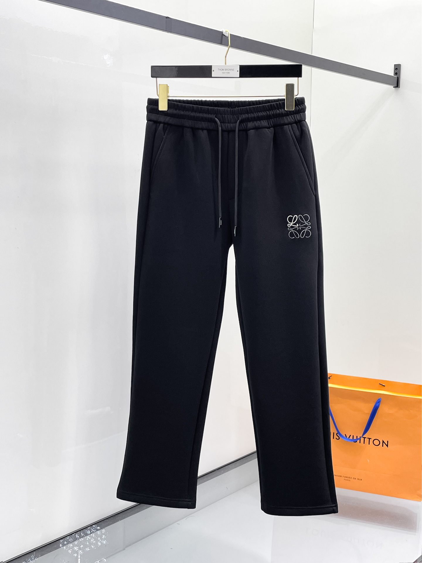 NO:654902,Loewe 2025 Autumn and Winter Men's Clothing Counter Official Website New Product Air Layer Cotton Hot-selling fabric is super popular and recommended. The must-have men's trousers for autumn and winter are decorated with classic icon embroidery elements on the front and the design interprets the essence of the brand. Casual pants made of air layer fabric are soft and draping, comfortable and breathable, with clear texture and natural cotton feel. Highly recommended!  Size..M-3XL,,loewe,alexander wang19860909罗意威 2025秋冬男装专柜官网新品空气层棉 爆款面料超好人气推荐秋冬必备男士长裤正面饰有经典图标刺绣元素设计诠释品牌精髓,空气层面料休闲裤制成,柔软垂顺,舒适透气、纹理清晰、棉感自然,强烈推荐！尺码..M-3XL,,loewe,alexander wang,Men's clothing