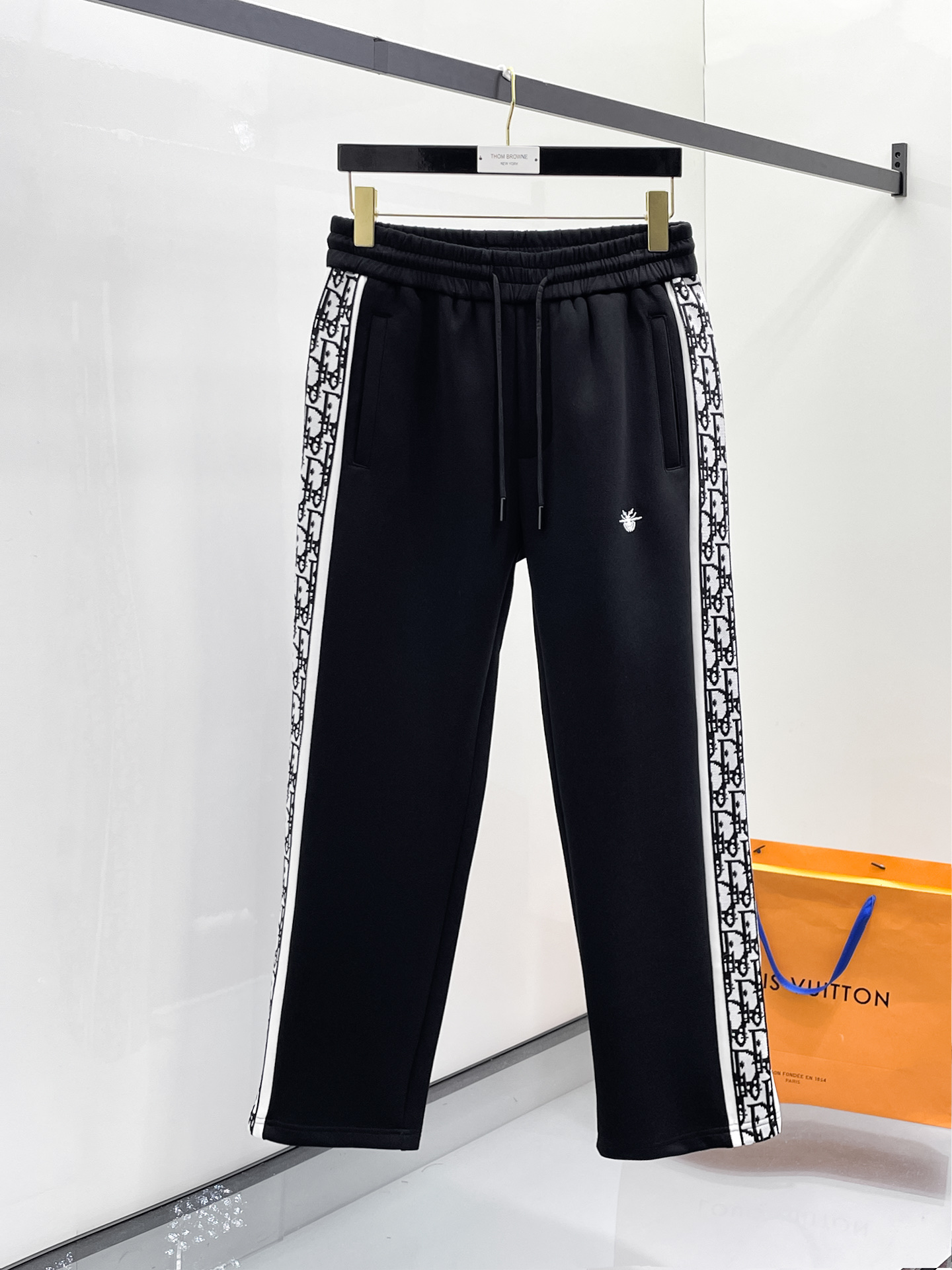 NO:654910,Dior's 2025 Autumn and Winter Men's Clothing Counter official website new product air layer cotton. The hot-selling fabric is super popular and recommended. The must-have men's trousers for autumn and winter are decorated with classic icon embroidery elements on the front. The design interprets the essence of the brand. Casual pants made of air layer fabric are soft and draping, comfortable and breathable, with clear texture and natural cotton feel. Highly recommended!  Size..M-3XL,,dior,alexander wang19860909迪奥 2025秋冬男装专柜官网新品空气层棉 爆款面料超好人气推荐秋冬必备男士长裤正面饰有经典图标刺绣元素设计诠释品牌精髓,空气层面料休闲裤制成,柔软垂顺,舒适透气、纹理清晰、棉感自然,强烈推荐！尺码..M-3XL,,dior,alexander wang,Men's clothing