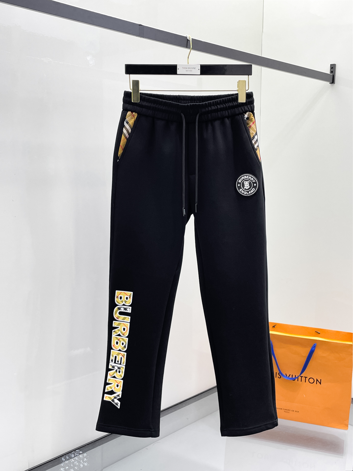 NO:654920,Burberry 2025 Autumn and Winter Men's Clothing Counter Official Website New Product Air Layer Cotton Hot-selling fabric is super popular and recommended. The must-have men's trousers for autumn and winter are decorated with classic icon embroidery elements on the front. The design interprets the essence of the brand. Casual pants made of air layer fabric are soft and draping, comfortable and breathable, with clear texture and natural cotton feel. Highly recommended!  Size..M-3XL,,burberry,alexander wang19860909巴宝莉 2025秋冬男装专柜官网新品空气层棉 爆款面料超好人气推荐秋冬必备男士长裤正面饰有经典图标刺绣元素设计诠释品牌精髓,空气层面料休闲裤制成,柔软垂顺,舒适透气、纹理清晰、棉感自然,强烈推荐！尺码..M-3XL,,burberry,alexander wang,Men's clothing