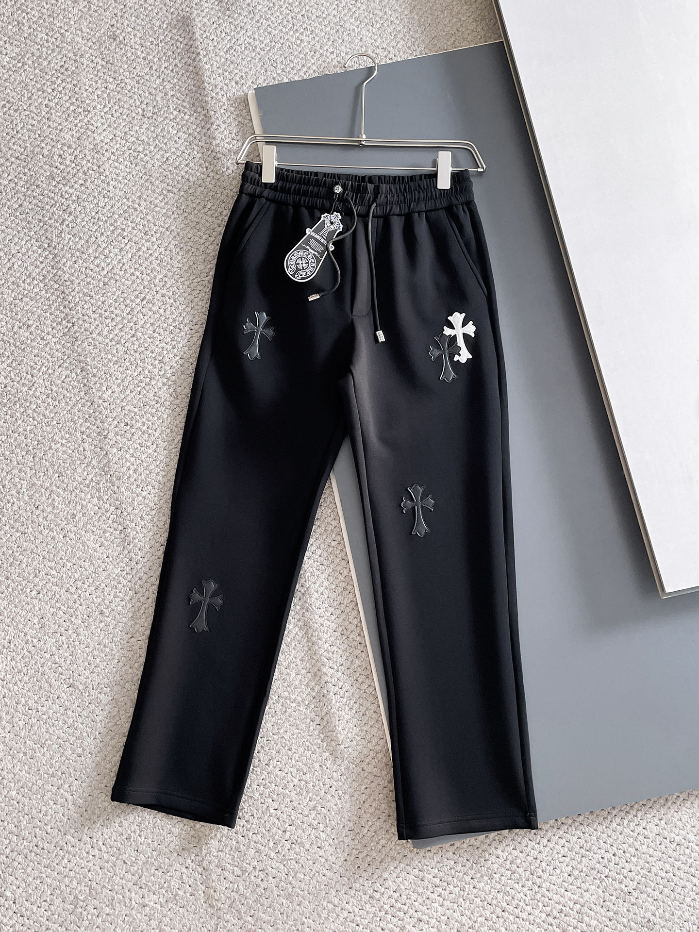 NO:625045,Kroxin 2025 Autumn and Winter Men's Clothing Counter Official Website New Product Air Layer Cotton Hot-selling Fabric Super Popular Recommended Men's Essential Men's Trousers for Autumn and Winter The front is decorated with classic icon embroidery elements and the design interprets the essence of the brand. Casual pants made of air layer fabric are soft and draping, comfortable and breathable, with clear texture and natural cotton feel. Highly recommended!  Size..M-3XL,,chrome hearts,alexander wang19860909克罗心 2025秋冬男装专柜官网新品空气层棉 爆款面料超好人气推荐秋冬必备男士长裤正面饰有经典图标刺绣元素设计诠释品牌精髓,空气层面料休闲裤制成,柔软垂顺,舒适透气、纹理清晰、棉感自然,强烈推荐！尺码..M-3XL,,chrome hearts,alexander wang,Men's clothing