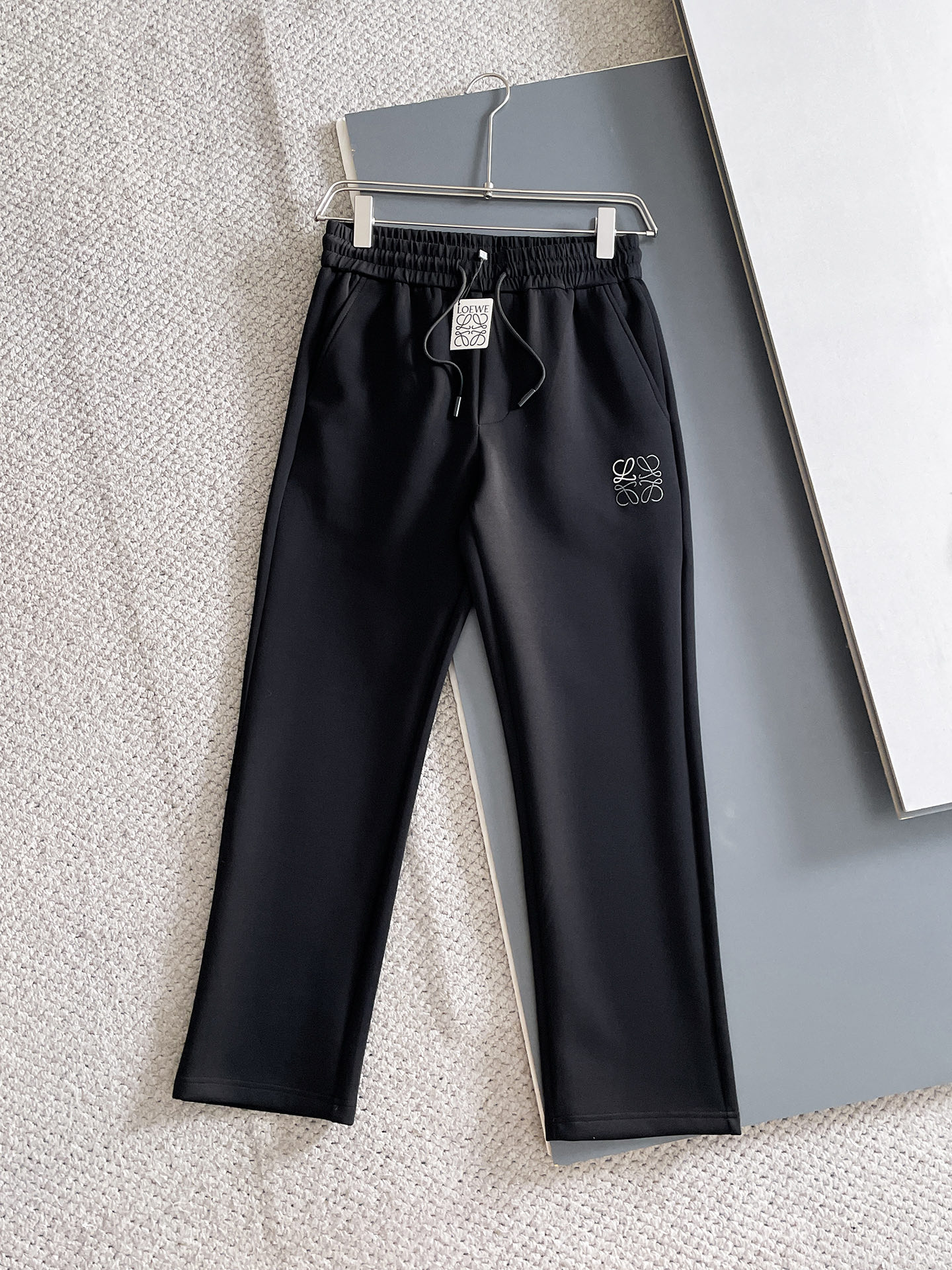 NO:625091,Loewe 2025 Autumn and Winter Men's Clothing Counter Official Website New Product Air Layer Cotton Hot-selling fabric is super popular and recommended. The must-have men's trousers for autumn and winter are decorated with classic icon embroidery elements on the front and the design interprets the essence of the brand. Casual pants made of air layer fabric are soft and draping, comfortable and breathable, with clear texture and natural cotton feel. Highly recommended!  Size..M-3XL,,loewe,alexander wang19860909罗意威 2025秋冬男装专柜官网新品空气层棉 爆款面料超好人气推荐秋冬必备男士长裤正面饰有经典图标刺绣元素设计诠释品牌精髓,空气层面料休闲裤制成,柔软垂顺,舒适透气、纹理清晰、棉感自然,强烈推荐！尺码..M-3XL,,loewe,alexander wang,Men's clothing