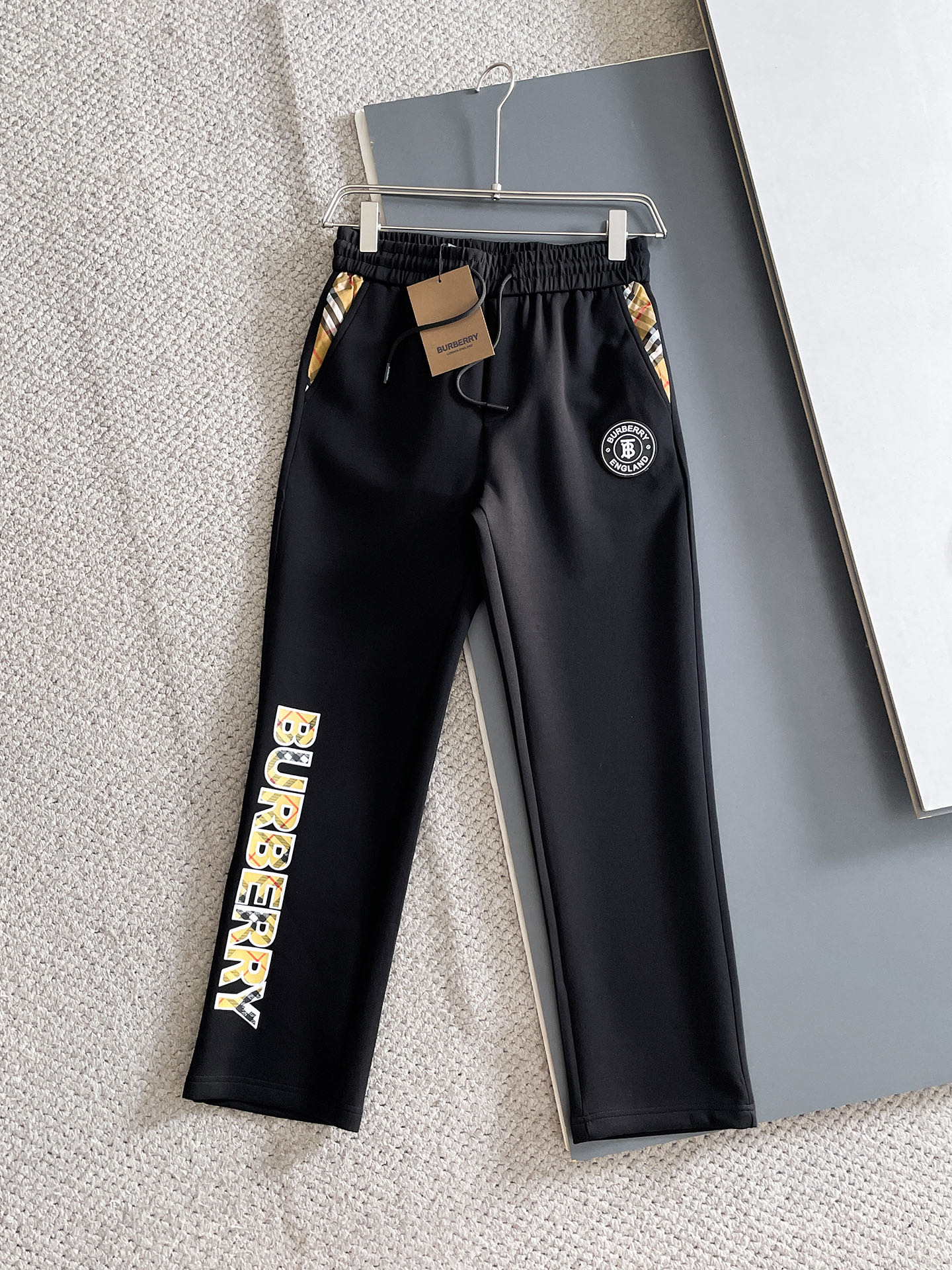 NO:625115,Burberry 2025 Autumn and Winter Men's Clothing Counter Official Website New Product Air Layer Cotton Hot-selling fabric is super popular and recommended. The must-have men's trousers for autumn and winter are decorated with classic icon embroidery elements on the front. The design interprets the essence of the brand. Casual pants made of air layer fabric are soft and draping, comfortable and breathable, with clear texture and natural cotton feel. Highly recommended!  Size..M-3XL,,burberry,alexander wang19860909巴宝莉 2025秋冬男装专柜官网新品空气层棉 爆款面料超好人气推荐秋冬必备男士长裤正面饰有经典图标刺绣元素设计诠释品牌精髓,空气层面料休闲裤制成,柔软垂顺,舒适透气、纹理清晰、棉感自然,强烈推荐！尺码..M-3XL,,burberry,alexander wang,Men's clothing