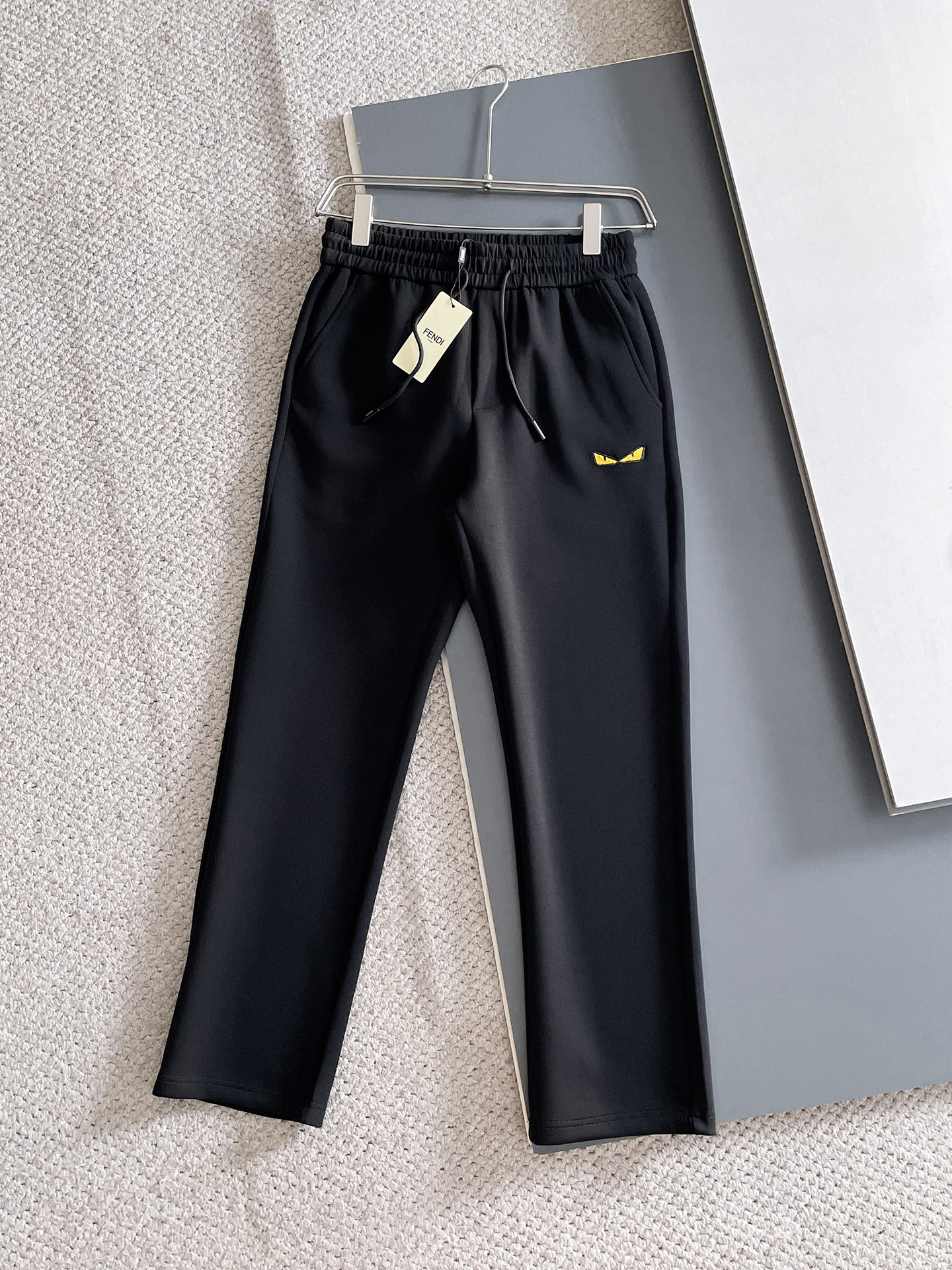 NO:625105,Fendi 2025 Autumn and Winter Men's Clothing Counter official website new product air layer cotton. The popular fabric is super popular and recommended. The must-have men's trousers for autumn and winter are decorated with classic icon embroidery elements on the front. The design interprets the essence of the brand. Casual pants made of air layer fabric are soft and draping, comfortable and breathable, with clear texture and natural cotton feel. Highly recommended!  Size..M-3XL,,fendi,alexander wang19860909芬迪 2025秋冬男装专柜官网新品空气层棉 爆款面料超好人气推荐秋冬必备男士长裤正面饰有经典图标刺绣元素设计诠释品牌精髓,空气层面料休闲裤制成,柔软垂顺,舒适透气、纹理清晰、棉感自然,强烈推荐！尺码..M-3XL,,fendi,alexander wang,Men's clothing