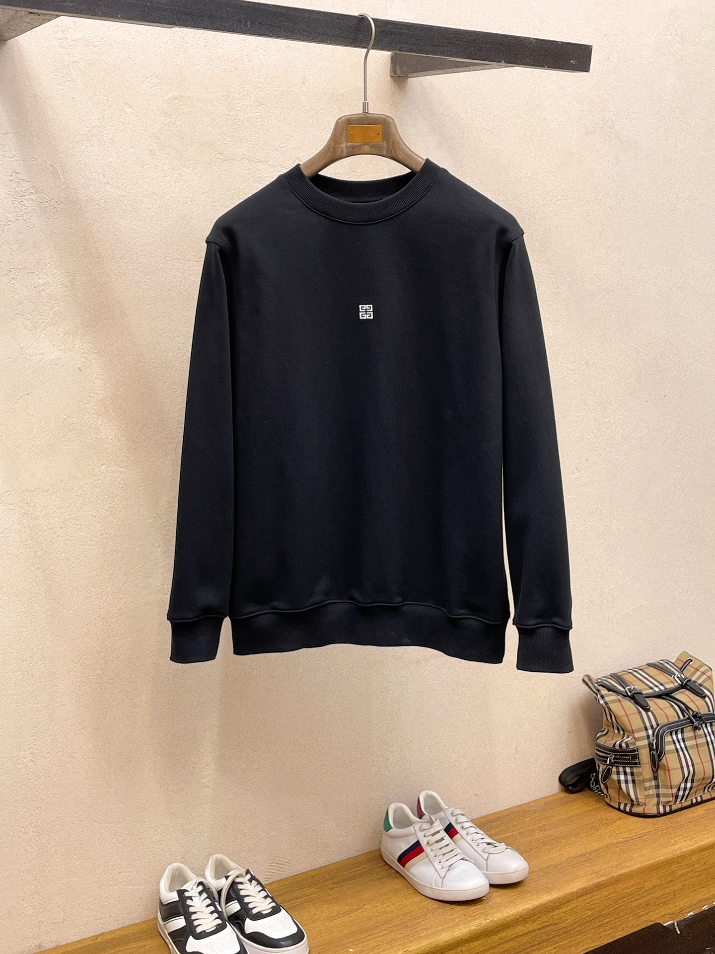 NO:606345,Givenchy 25SS [New Product] The latest and top version of exquisite craftsmanship round neck sweatshirt, top quality counter original pullover, top quality imported fabrics, counter quality heavy embroidery design, imported high-end custom fabrics, imported silk threads with first-class feel!  The same styles for men and women are on sale on the official website!  Three complete standards, size s-xl, givenchy, hoodie, sweatshirts, alexander wang19860909纪梵希 25SS【新品】最新最顶级版本精美工艺圆领卫衣,最顶级的品质专柜原单套头衫,顶级制作工艺进口面料,专柜品质重工刺绣设计,采用进口高端订制面料,进口丝线手感一流！男女同款官网在售！三标齐全 码数s-xl,,givenchy,hoodie,sweatshirts,alexander wang,Men's clothing