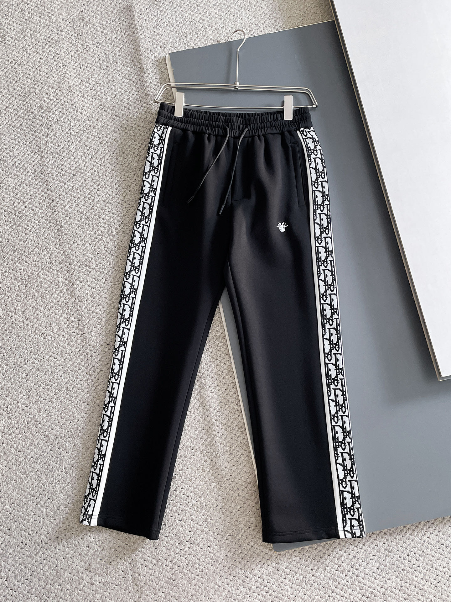 NO:625066,Dior's 2025 Autumn and Winter Men's Clothing Counter official website new product air layer cotton. The hot-selling fabric is super popular and recommended. The must-have men's trousers for autumn and winter are decorated with classic icon embroidery elements on the front. The design interprets the essence of the brand. Casual pants made of air layer fabric are soft and draping, comfortable and breathable, with clear texture and natural cotton feel. Highly recommended!  Size..M-3XL,,dior,alexander wang19860909迪奥 2025秋冬男装专柜官网新品空气层棉 爆款面料超好人气推荐秋冬必备男士长裤正面饰有经典图标刺绣元素设计诠释品牌精髓,空气层面料休闲裤制成,柔软垂顺,舒适透气、纹理清晰、棉感自然,强烈推荐！尺码..M-3XL,,dior,alexander wang,Men's clothing