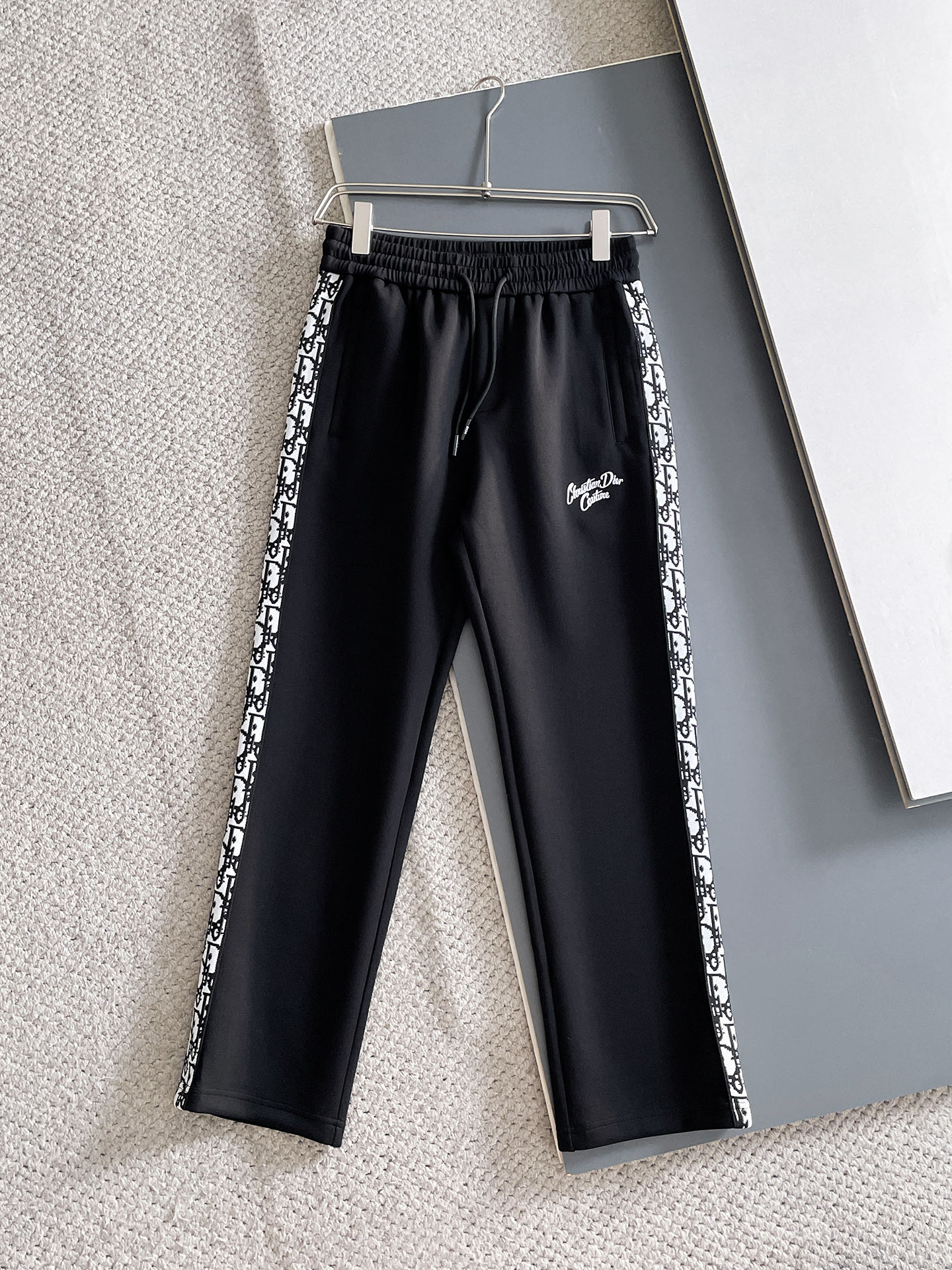 NO:625085,Dior's 2025 Autumn and Winter Men's Clothing Counter official website new product air layer cotton. The hot-selling fabric is super popular and recommended. The must-have men's trousers for autumn and winter are decorated with classic icon embroidery elements on the front. The design interprets the essence of the brand. Casual pants made of air layer fabric are soft and draping, comfortable and breathable, with clear texture and natural cotton feel. Highly recommended!  Size..M-3XL,,dior,alexander wang19860909迪奥 2025秋冬男装专柜官网新品空气层棉 爆款面料超好人气推荐秋冬必备男士长裤正面饰有经典图标刺绣元素设计诠释品牌精髓,空气层面料休闲裤制成,柔软垂顺,舒适透气、纹理清晰、棉感自然,强烈推荐！尺码..M-3XL,,dior,alexander wang,Men's clothing