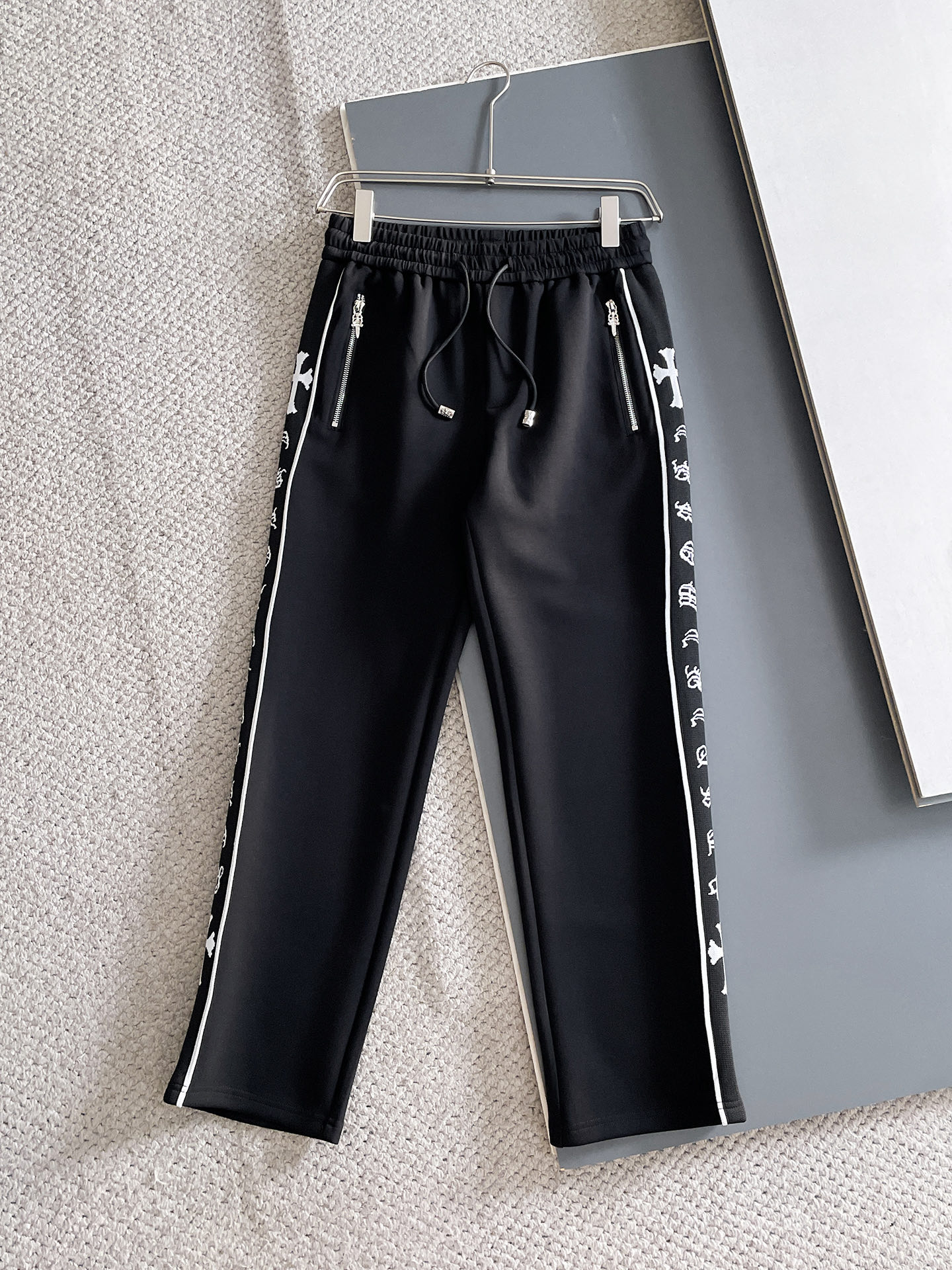 NO:625058,Kroxin 2025 Autumn and Winter Men's Clothing Counter Official Website New Product Air Layer Cotton Hot-selling Fabric Super Popular Recommended Men's Essential Men's Trousers for Autumn and Winter The front is decorated with classic icon embroidery elements and the design interprets the essence of the brand. Casual pants made of air layer fabric are soft and draping, comfortable and breathable, with clear texture and natural cotton feel. Highly recommended!  Size..M-3XL,,chrome hearts,alexander wang19860909克罗心 2025秋冬男装专柜官网新品空气层棉 爆款面料超好人气推荐秋冬必备男士长裤正面饰有经典图标刺绣元素设计诠释品牌精髓,空气层面料休闲裤制成,柔软垂顺,舒适透气、纹理清晰、棉感自然,强烈推荐！尺码..M-3XL,,chrome hearts,alexander wang,Men's clothing