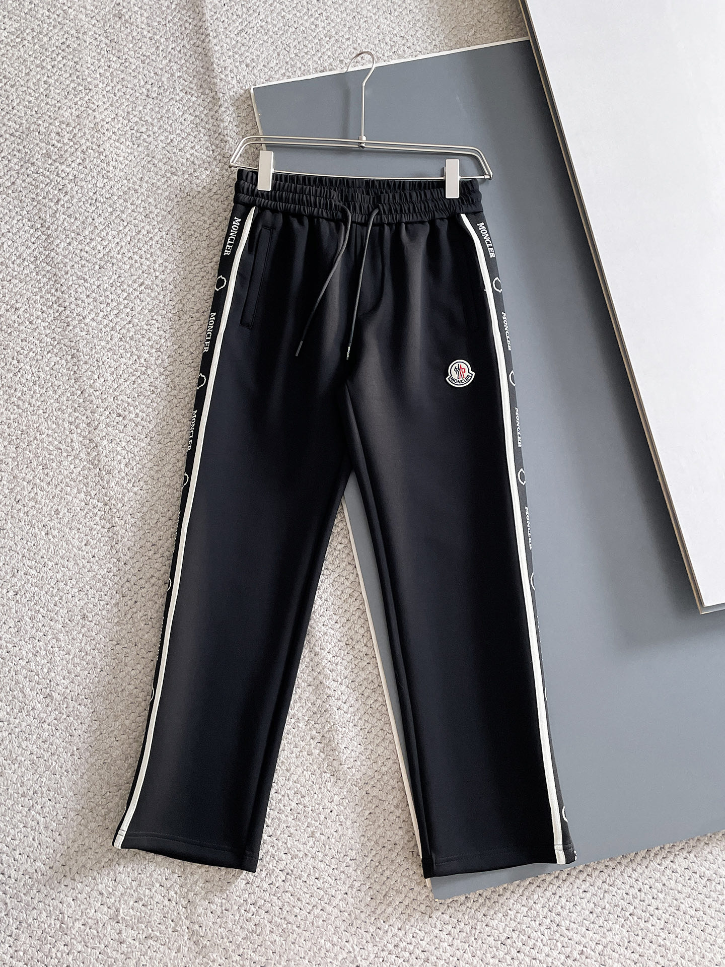 NO:625056,Mengkou 2025 Autumn and Winter Men's Clothing Counter official website new product air layer cotton. The popular fabric is super popular and recommended. The must-have men's trousers for autumn and winter are decorated with classic icon embroidery elements on the front. The design interprets the essence of the brand. Casual pants made of air layer fabric are soft and draping, comfortable and breathable, with clear texture and natural cotton feel. Highly recommended!  Size..M-3XL,,Moncler,alexander wang19860909蒙口 2025秋冬男装专柜官网新品空气层棉 爆款面料超好人气推荐秋冬必备男士长裤正面饰有经典图标刺绣元素设计诠释品牌精髓,空气层面料休闲裤制成,柔软垂顺,舒适透气、纹理清晰、棉感自然,强烈推荐！尺码..M-3XL,,Moncler,alexander wang,Men's clothing