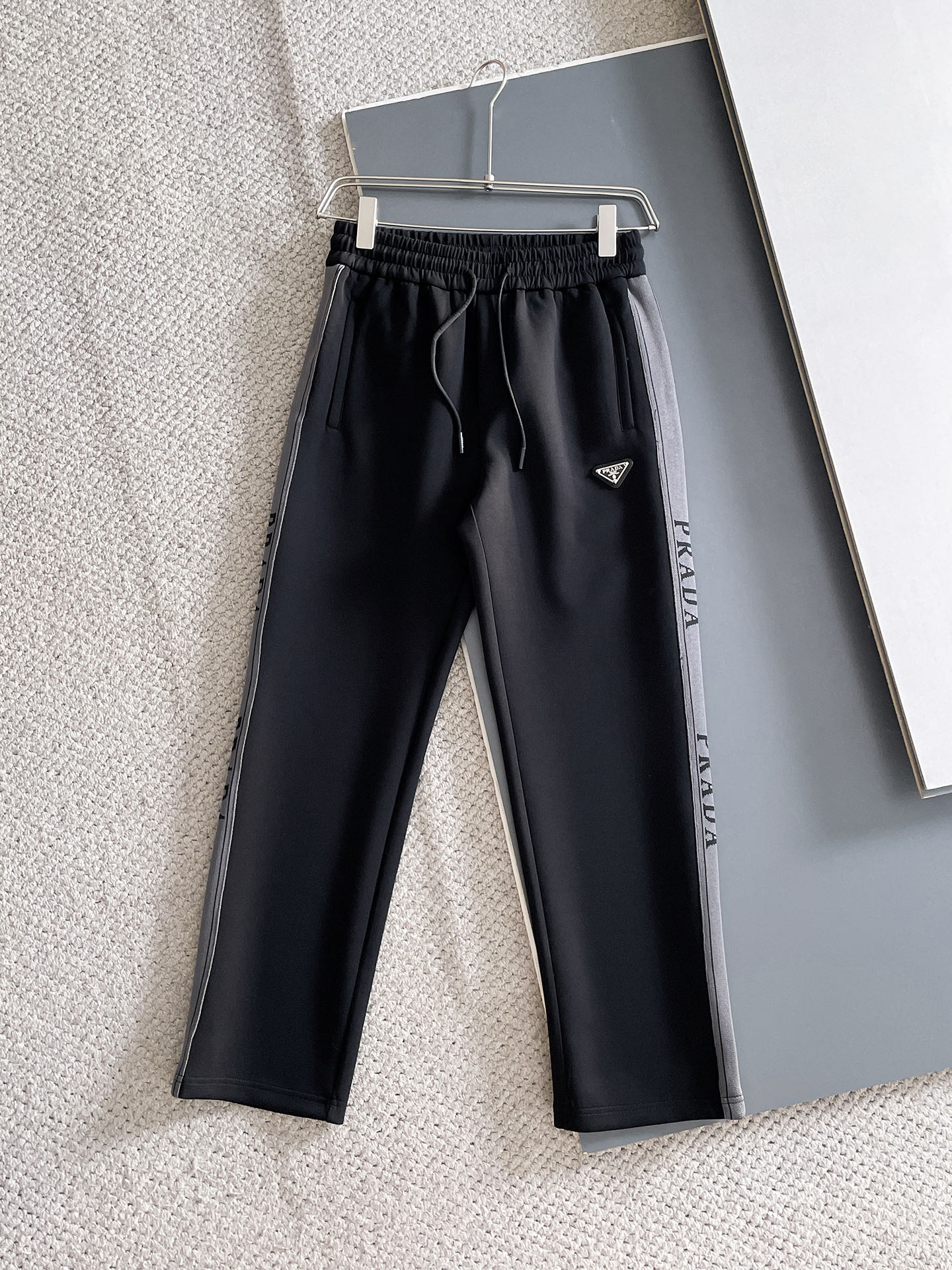 NO:625036,Prada 2025 Autumn and Winter Men's Clothing Counter official website new product air layer cotton. The popular fabric is super popular and recommended. The must-have men's trousers in autumn and winter are decorated with classic icon embroidery elements on the front. The design interprets the essence of the brand. Casual pants made of air layer fabric are soft and draping, comfortable and breathable, with clear texture and natural cotton feel. Highly recommended!  Size..M-3XL,,prada,alexander wang19860909普拉达 2025秋冬男装专柜官网新品空气层棉 爆款面料超好人气推荐秋冬必备男士长裤正面饰有经典图标刺绣元素设计诠释品牌精髓,空气层面料休闲裤制成,柔软垂顺,舒适透气、纹理清晰、棉感自然,强烈推荐！尺码..M-3XL,,prada,alexander wang,Men's clothing