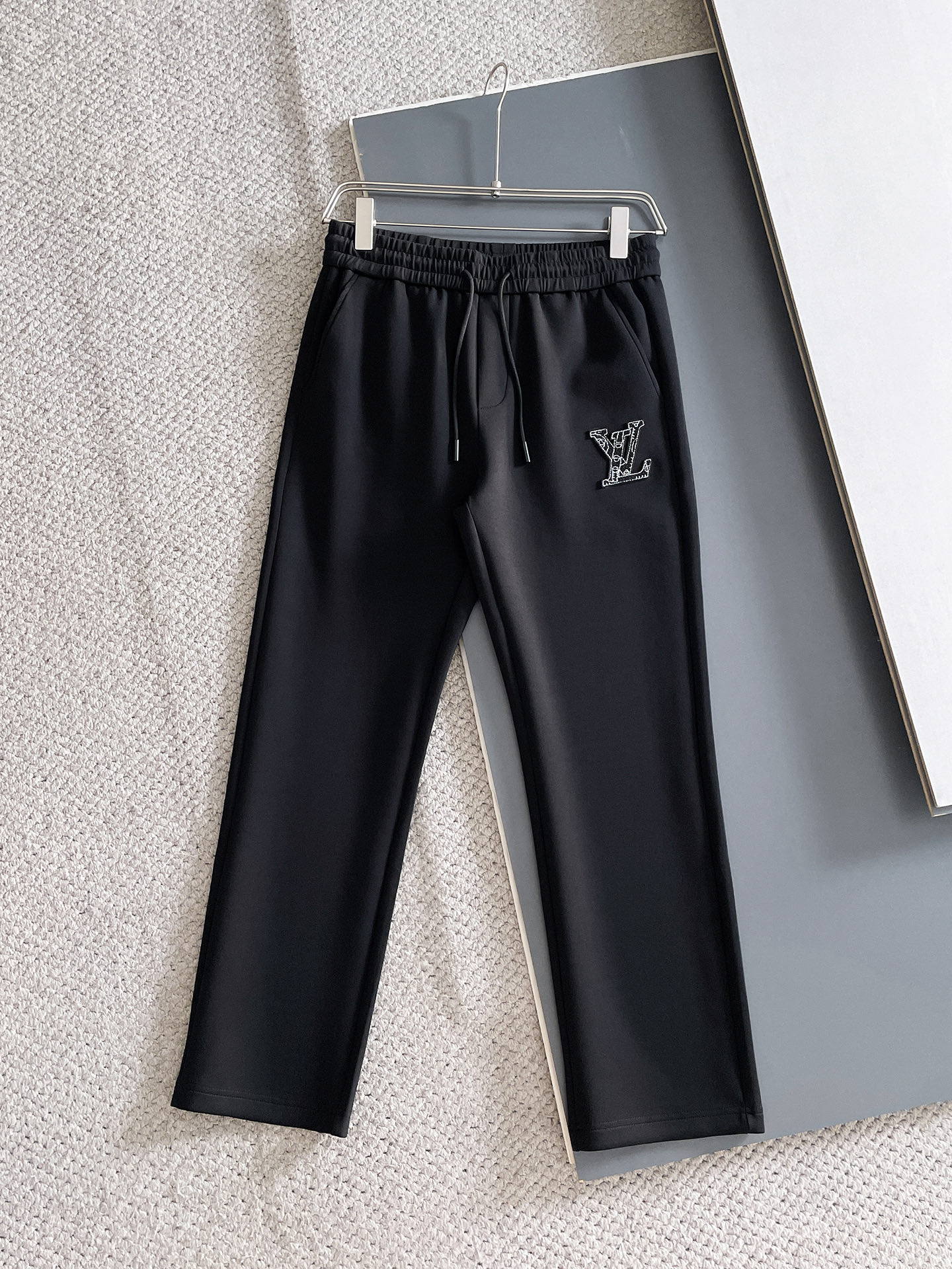 NO:625042,LV 2025 Autumn and Winter Men's Clothing Counter Official Website New Product Air Layer Cotton Hot-selling fabric is super popular and recommended. The must-have men's trousers in autumn and winter are decorated with classic icon embroidery elements on the front and the design interprets the essence of the brand. Casual pants made of air layer fabric are soft and draping, comfortable and breathable, with clear texture and natural cotton feel. Highly recommended!  Size..M-3XL (black and white 2 colors),,louis vuitton,alexander wang19860909LV 2025秋冬男装专柜官网新品空气层棉 爆款面料超好人气推荐秋冬必备男士长裤正面饰有经典图标刺绣元素设计诠释品牌精髓,空气层面料休闲裤制成,柔软垂顺,舒适透气、纹理清晰、棉感自然,强烈推荐！尺码..M-3XL(黑白2色),,louis vuitton,alexander wang,Men's clothing