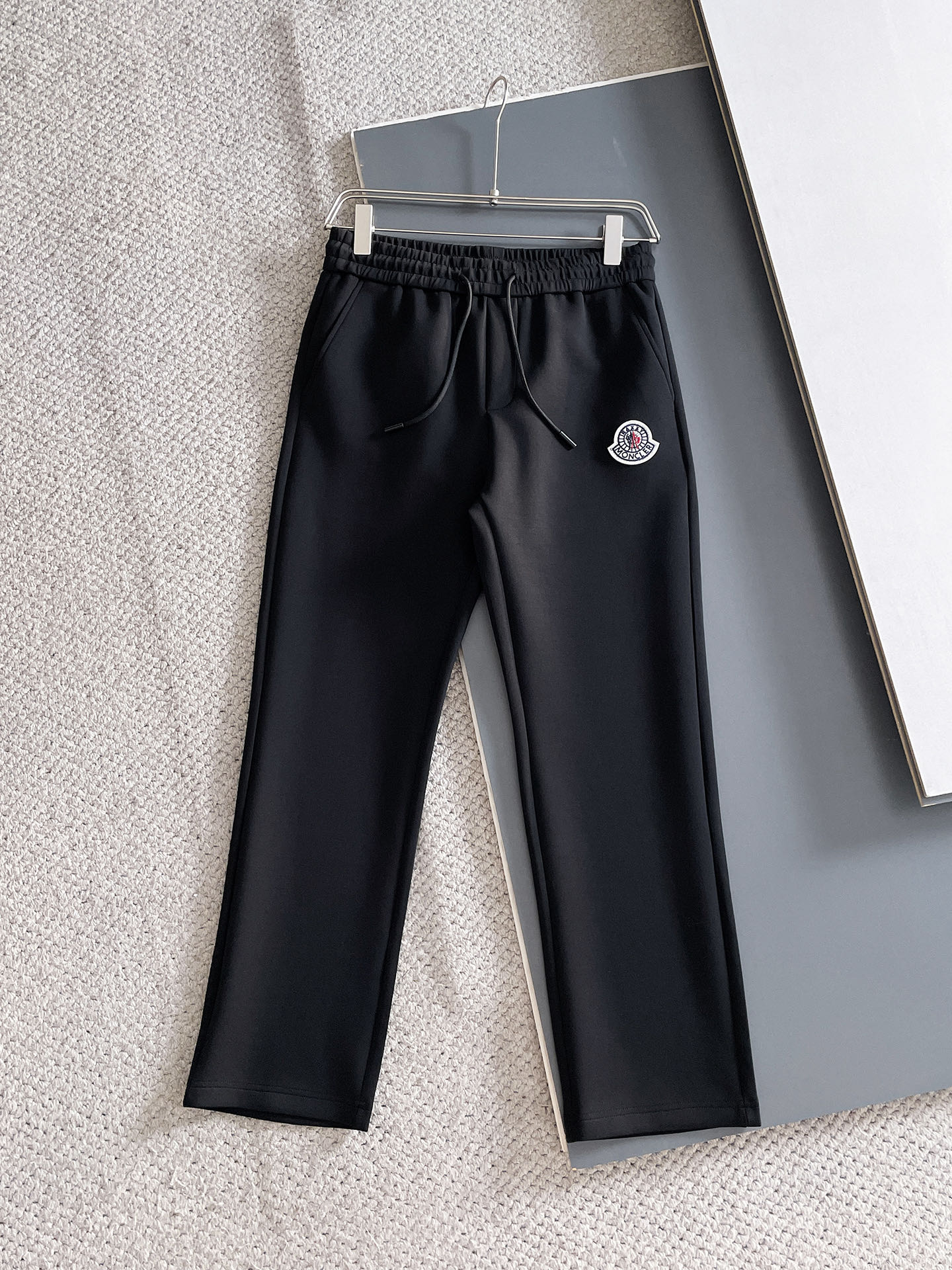 NO:625064,Mengkou 2025 Autumn and Winter Men's Clothing Counter official website new product air layer cotton. The popular fabric is super popular and recommended. The must-have men's trousers for autumn and winter are decorated with classic icon embroidery elements on the front. The design interprets the essence of the brand. Casual pants made of air layer fabric are soft and draping, comfortable and breathable, with clear texture and natural cotton feel. Highly recommended!  Size..M-3XL (black and white 2 colors),,Moncler,alexander wang19860909蒙口 2025秋冬男装专柜官网新品空气层棉 爆款面料超好人气推荐秋冬必备男士长裤正面饰有经典图标刺绣元素设计诠释品牌精髓,空气层面料休闲裤制成,柔软垂顺,舒适透气、纹理清晰、棉感自然,强烈推荐！尺码..M-3XL(黑白2色),,Moncler,alexander wang,Men's clothing