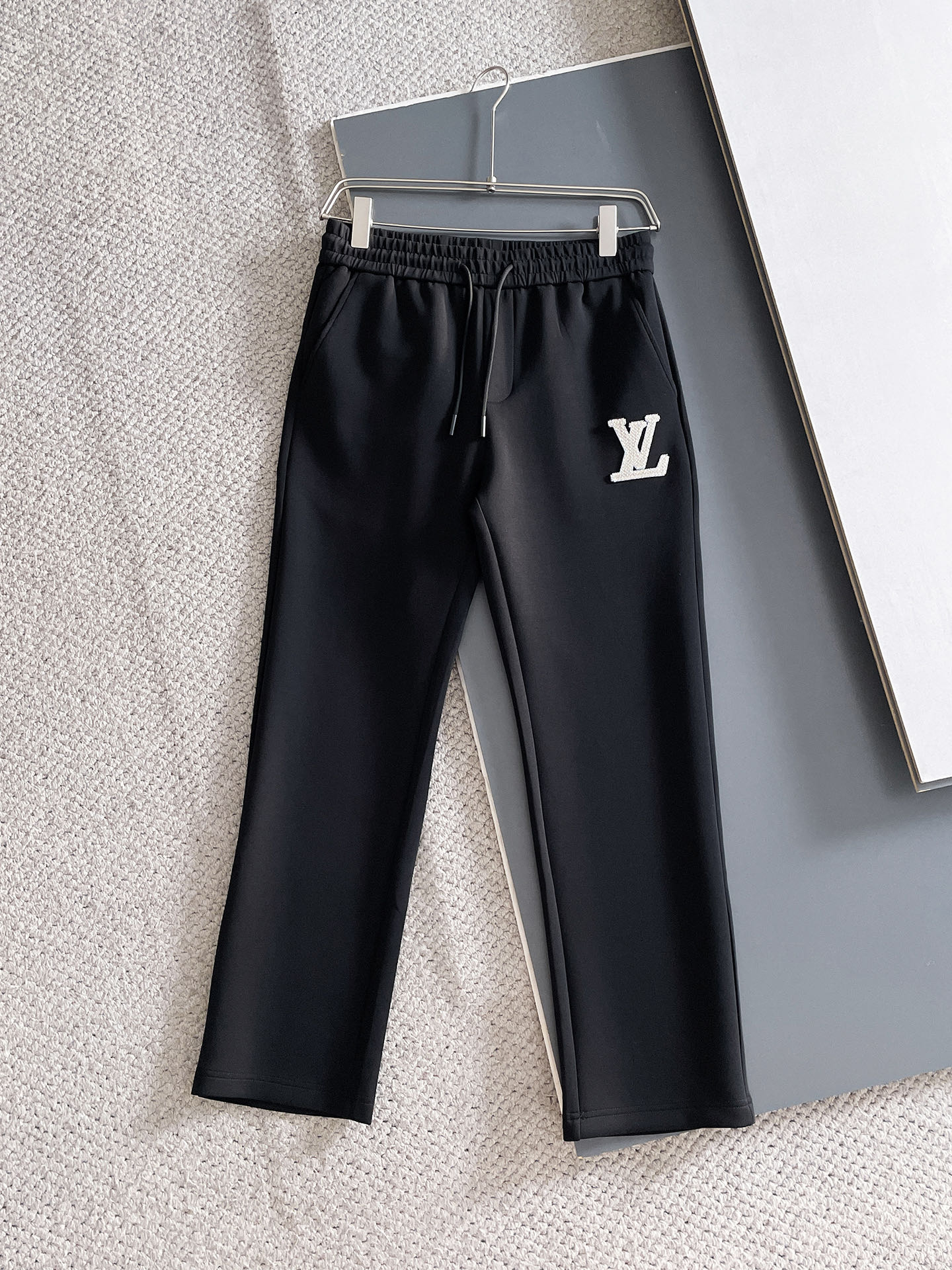 NO:625060,LV 2025 Autumn and Winter Men's Clothing Counter Official Website New Product Air Layer Cotton Hot-selling fabric is super popular and recommended. The must-have men's trousers in autumn and winter are decorated with classic icon embroidery elements on the front and the design interprets the essence of the brand. Casual pants made of air layer fabric are soft and draping, comfortable and breathable, with clear texture and natural cotton feel. Highly recommended!  Size..M-3XL (black and white 2 colors),,louis vuitton,alexander wang19860909LV 2025秋冬男装专柜官网新品空气层棉 爆款面料超好人气推荐秋冬必备男士长裤正面饰有经典图标刺绣元素设计诠释品牌精髓,空气层面料休闲裤制成,柔软垂顺,舒适透气、纹理清晰、棉感自然,强烈推荐！尺码..M-3XL(黑白2色),,louis vuitton,alexander wang,Men's clothing