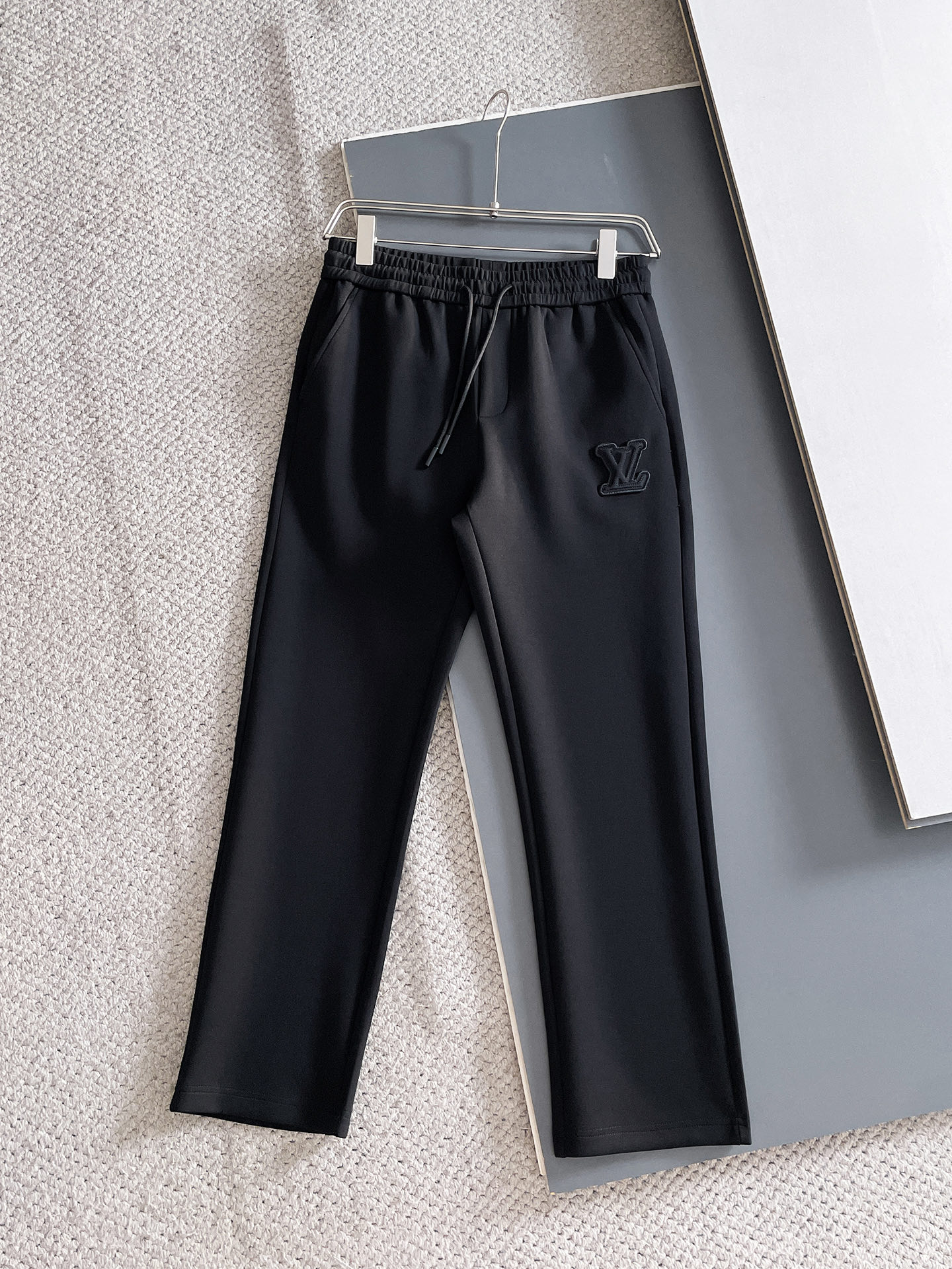 NO:625086,LV 2025 Autumn and Winter Men's Clothing Counter Official Website New Product Air Layer Cotton Hot-selling fabric is super popular and recommended. The must-have men's trousers in autumn and winter are decorated with classic icon embroidery elements on the front and the design interprets the essence of the brand. Casual pants made of air layer fabric are soft and draping, comfortable and breathable, with clear texture and natural cotton feel. Highly recommended!  Size..M-3XL (black and white 2 colors),,louis vuitton,alexander wang19860909LV 2025秋冬男装专柜官网新品空气层棉 爆款面料超好人气推荐秋冬必备男士长裤正面饰有经典图标刺绣元素设计诠释品牌精髓,空气层面料休闲裤制成,柔软垂顺,舒适透气、纹理清晰、棉感自然,强烈推荐！尺码..M-3XL(黑白2色),,louis vuitton,alexander wang,Men's clothing