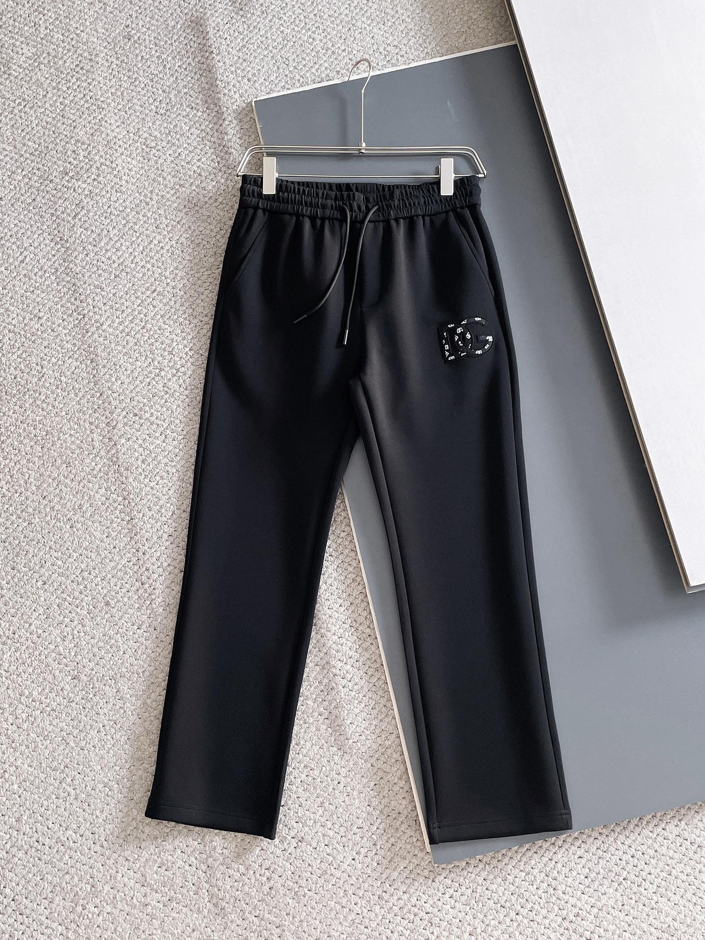 NO:625049,DG 2025 autumn and winter men's clothing counter official website new product air layer cotton, hot-selling fabric, super popular recommendation, must-have men's trousers in autumn and winter, the front is decorated with classic icon embroidery elements, the design interprets the essence of the brand, casual pants made of air layer fabric, soft and draping, comfortable and breathable, clear texture, natural cotton feel, highly recommended!  Size..M-3XL (black and white 2 colors),,alexander wang19860909DG 2025秋冬男装专柜官网新品空气层棉 爆款面料超好人气推荐秋冬必备男士长裤正面饰有经典图标刺绣元素设计诠释品牌精髓,空气层面料休闲裤制成,柔软垂顺,舒适透气、纹理清晰、棉感自然,强烈推荐！尺码..M-3XL(黑白2色),,alexander wang,Men's clothing