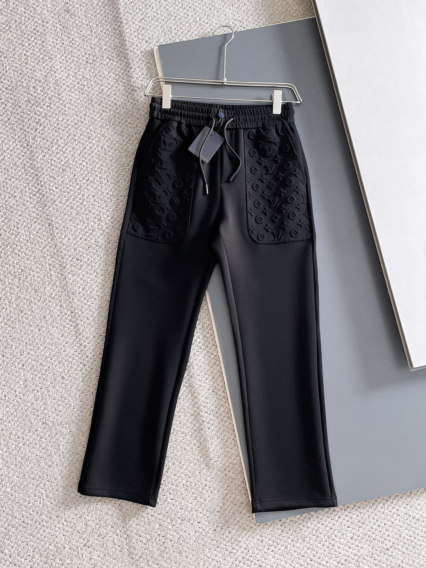 NO:625046,LV 2025 Autumn and Winter Men's Clothing Counter Official Website New Product Air Layer Cotton Hot-selling fabric is super popular and recommended. The must-have men's trousers in autumn and winter are decorated with classic icon embroidery elements on the front and the design interprets the essence of the brand. Casual pants made of air layer fabric are soft and draping, comfortable and breathable, with clear texture and natural cotton feel. Highly recommended!  Size..M-3XL,,louis vuitton,alexander wang19860909LV 2025秋冬男装专柜官网新品空气层棉 爆款面料超好人气推荐秋冬必备男士长裤正面饰有经典图标刺绣元素设计诠释品牌精髓,空气层面料休闲裤制成,柔软垂顺,舒适透气、纹理清晰、棉感自然,强烈推荐！尺码..M-3XL,,louis vuitton,alexander wang,Men's clothing