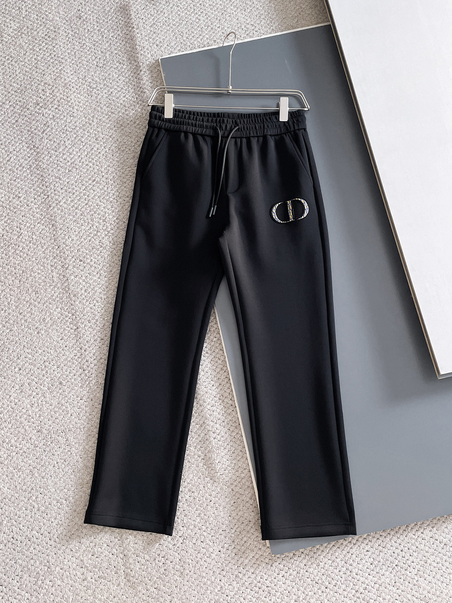 NO:625043,Dior's 2025 Autumn and Winter Men's Clothing Counter official website new product air layer cotton. The hot-selling fabric is super popular and recommended. The must-have men's trousers for autumn and winter are decorated with classic icon embroidery elements on the front. The design interprets the essence of the brand. Casual pants made of air layer fabric are soft and draping, comfortable and breathable, with clear texture and natural cotton feel. Highly recommended!  Size..M-3XL (black and white 2 colors), dior, alexander wang19860909迪奥 2025秋冬男装专柜官网新品空气层棉 爆款面料超好人气推荐秋冬必备男士长裤正面饰有经典图标刺绣元素设计诠释品牌精髓,空气层面料休闲裤制成,柔软垂顺,舒适透气、纹理清晰、棉感自然,强烈推荐！尺码..M-3XL(黑白2色),,dior,alexander wang,Men's clothing