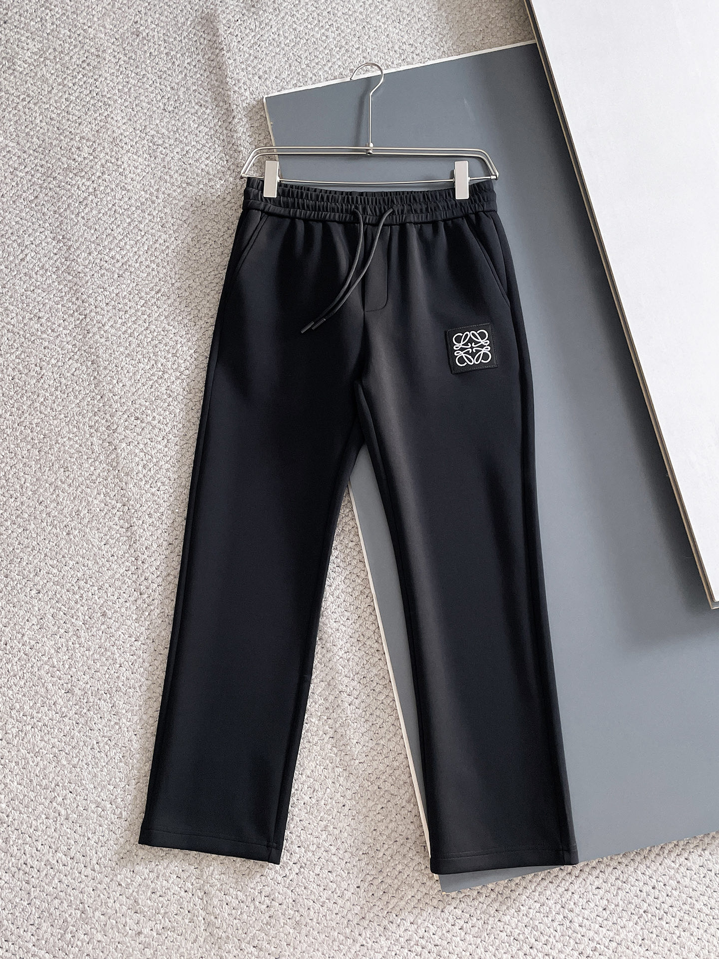 NO:625076,Luo Yiwei's 2025 autumn and winter men's clothing counter official website new product air layer cotton. The popular fabric is super popular and recommended. The must-have men's trousers for autumn and winter are decorated with classic icon embroidery elements on the front. The design interprets the essence of the brand. Casual pants made of air layer fabric are soft and draping, comfortable and breathable, with clear texture and natural cotton feel. Highly recommended!  Size..M-3XL (black and white 2 colors),,loewe,alexander wang19860909罗意威2025秋冬男装专柜官网新品空气层棉 爆款面料超好人气推荐秋冬必备男士长裤正面饰有经典图标刺绣元素设计诠释品牌精髓,空气层面料休闲裤制成,柔软垂顺,舒适透气、纹理清晰、棉感自然,强烈推荐！尺码..M-3XL(黑白2色),,loewe,alexander wang,Men's clothing