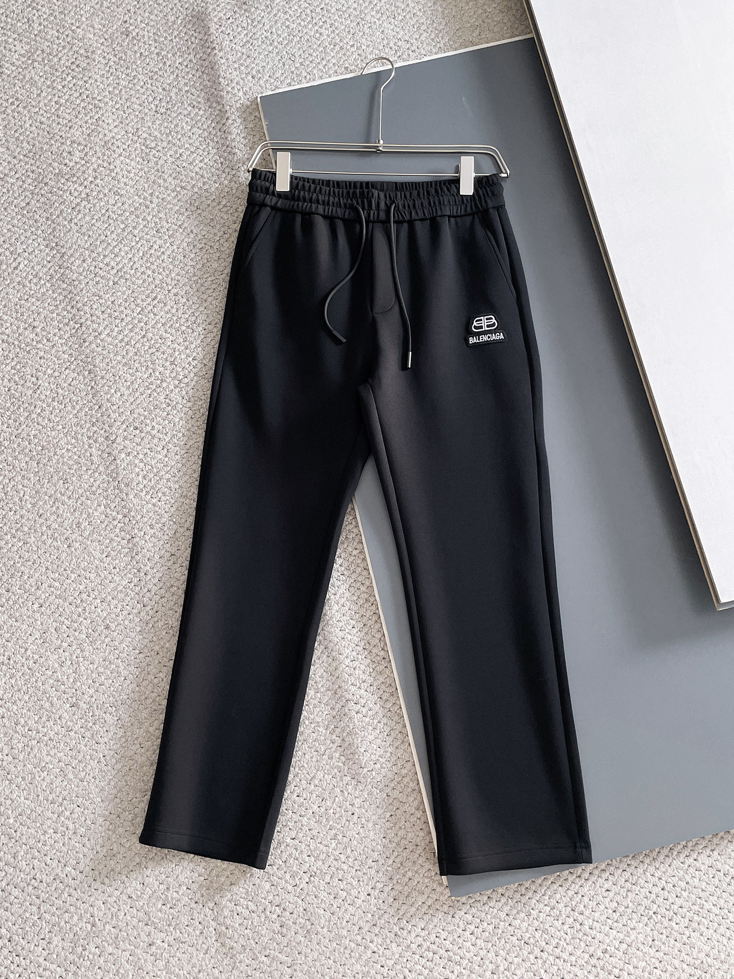 NO:625110,Balenciaga 2025 Autumn and Winter Men's Clothing Counter Official Website New Product Air Layer Cotton Hot-selling Fabric Super Popular Recommended Men's Essential Men's Trousers for Autumn and Winter The front is decorated with classic icon embroidery elements and the design interprets the essence of the brand. Casual pants made of air layer fabric are soft and draping, comfortable and breathable, with clear texture and natural cotton feel. Highly recommended!  Size..M-3XL (black and white 2 colors),,balenciaga,alexander wang19860909巴黎世家2025秋冬男装专柜官网新品空气层棉 爆款面料超好人气推荐秋冬必备男士长裤正面饰有经典图标刺绣元素设计诠释品牌精髓,空气层面料休闲裤制成,柔软垂顺,舒适透气、纹理清晰、棉感自然,强烈推荐！尺码..M-3XL(黑白2色),,balenciaga,alexander wang,Men's clothing