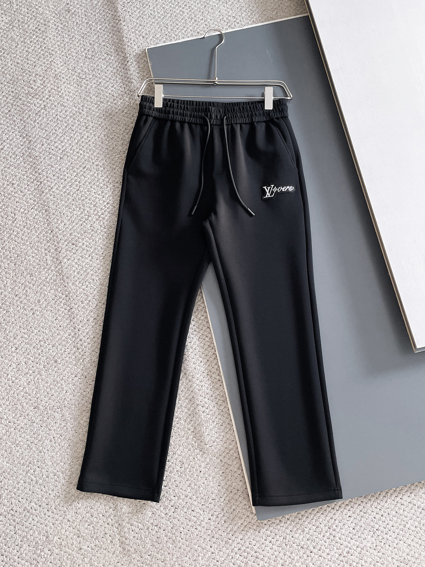 NO:625100,LV 2025 Autumn and Winter Men's Clothing Counter Official Website New Product Air Layer Cotton Hot-selling fabric is super popular and recommended. The must-have men's trousers in autumn and winter are decorated with classic icon embroidery elements on the front and the design interprets the essence of the brand. Casual pants made of air layer fabric are soft and draping, comfortable and breathable, with clear texture and natural cotton feel. Highly recommended!  Size..M-3XL (black and white 2 colors),,louis vuitton,alexander wang19860909LV 2025秋冬男装专柜官网新品空气层棉 爆款面料超好人气推荐秋冬必备男士长裤正面饰有经典图标刺绣元素设计诠释品牌精髓,空气层面料休闲裤制成,柔软垂顺,舒适透气、纹理清晰、棉感自然,强烈推荐！尺码..M-3XL(黑白2色),,louis vuitton,alexander wang,Men's clothing