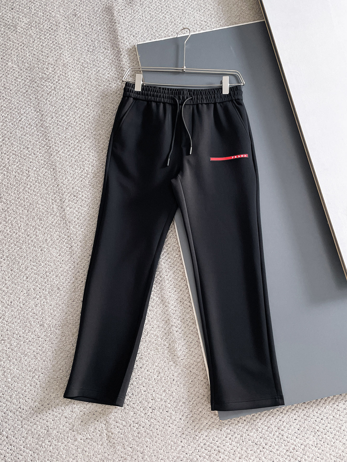 NO:625090,Prada 2025 Autumn and Winter Men's Clothing Counter official website new product air layer cotton. The popular fabric is super popular and recommended. The must-have men's trousers in autumn and winter are decorated with classic icon embroidery elements on the front. The design interprets the essence of the brand. Casual pants made of air layer fabric are soft and draping, comfortable and breathable, with clear texture and natural cotton feel. Highly recommended!  Size..M-3XL (black and white 2 colors), prada, alexander wang19860909普拉达 2025秋冬男装专柜官网新品空气层棉 爆款面料超好人气推荐秋冬必备男士长裤正面饰有经典图标刺绣元素设计诠释品牌精髓,空气层面料休闲裤制成,柔软垂顺,舒适透气、纹理清晰、棉感自然,强烈推荐！尺码..M-3XL(黑白2色),,prada,alexander wang,Men's clothing