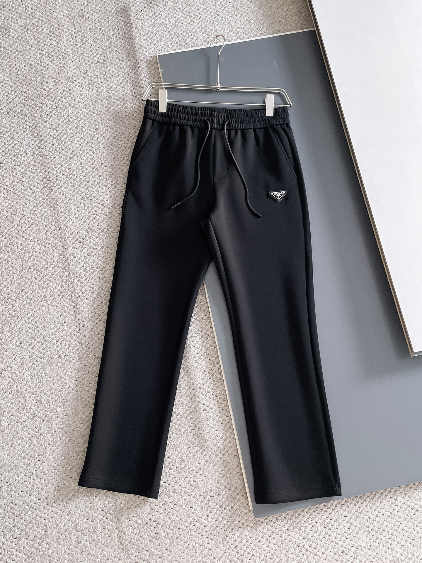 NO:625080,Prada 2025 Autumn and Winter Men's Clothing Counter official website new product air layer cotton. The popular fabric is super popular and recommended. The must-have men's trousers in autumn and winter are decorated with classic icon embroidery elements on the front. The design interprets the essence of the brand. Casual pants made of air layer fabric are soft and draping, comfortable and breathable, with clear texture and natural cotton feel. Highly recommended!  Size..M-3XL (black and white 2 colors), prada, alexander wang19860909普拉达 2025秋冬男装专柜官网新品空气层棉 爆款面料超好人气推荐秋冬必备男士长裤正面饰有经典图标刺绣元素设计诠释品牌精髓,空气层面料休闲裤制成,柔软垂顺,舒适透气、纹理清晰、棉感自然,强烈推荐！尺码..M-3XL(黑白2色),,prada,alexander wang,Men's clothing