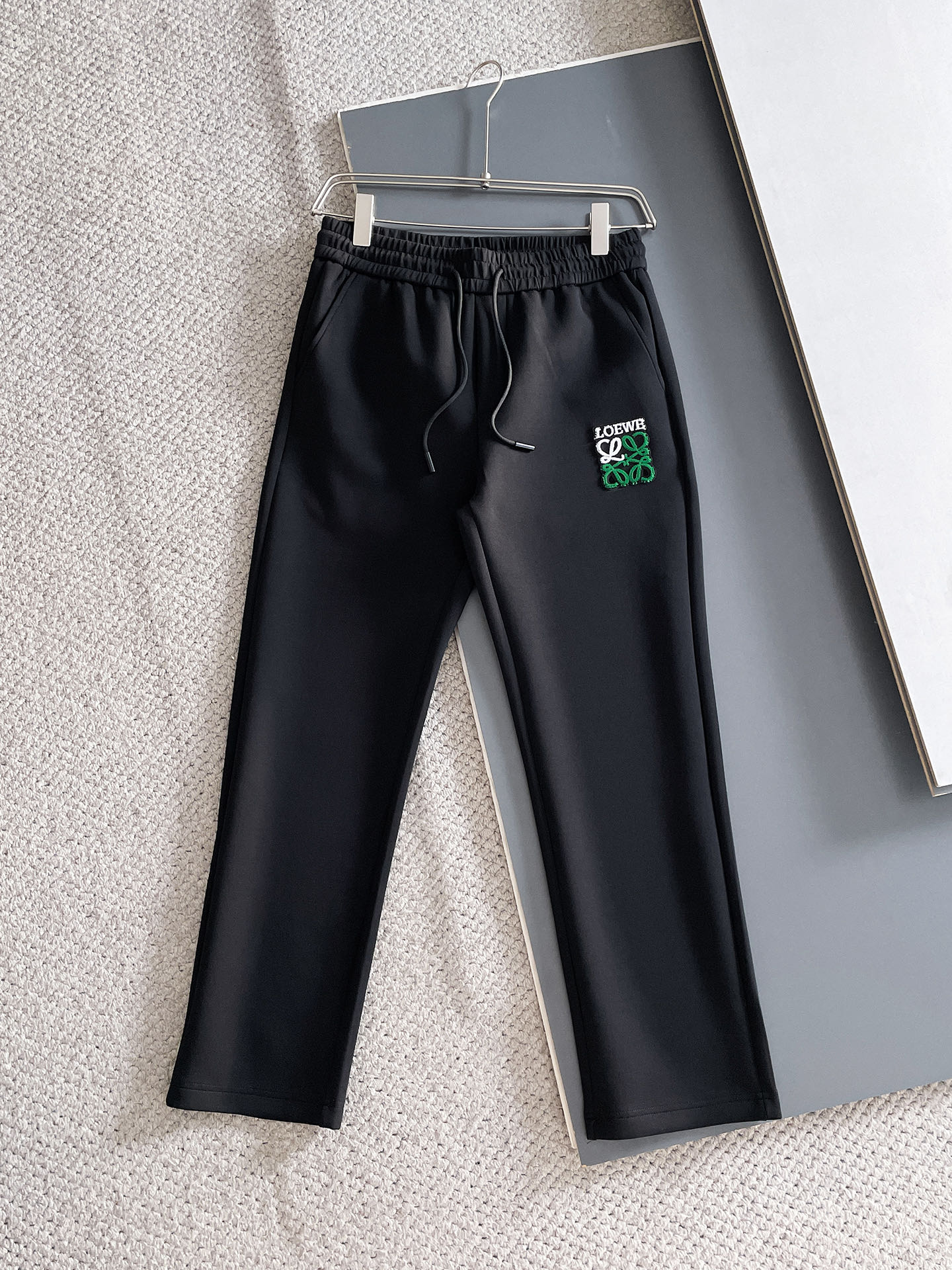 NO:625062,Luo Yiwei's 2025 autumn and winter men's clothing counter official website new product air layer cotton. The popular fabric is super popular and recommended. The must-have men's trousers for autumn and winter are decorated with classic icon embroidery elements on the front. The design interprets the essence of the brand. Casual pants made of air layer fabric are soft and draping, comfortable and breathable, with clear texture and natural cotton feel. Highly recommended!  Size..M-3XL (black and white 2 colors),,loewe,alexander wang19860909罗意威2025秋冬男装专柜官网新品空气层棉 爆款面料超好人气推荐秋冬必备男士长裤正面饰有经典图标刺绣元素设计诠释品牌精髓,空气层面料休闲裤制成,柔软垂顺,舒适透气、纹理清晰、棉感自然,强烈推荐！尺码..M-3XL(黑白2色),,loewe,alexander wang,Men's clothing