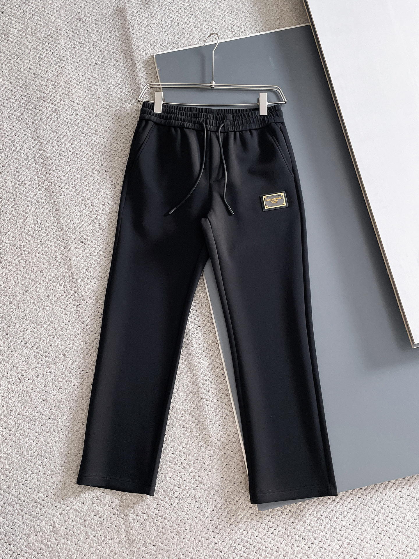 NO:625051,DG 2025 autumn and winter men's clothing counter official website new product air layer cotton, hot-selling fabric, super popular recommendation, must-have men's trousers in autumn and winter, the front is decorated with classic icon embroidery elements, the design interprets the essence of the brand, casual pants made of air layer fabric, soft and draping, comfortable and breathable, clear texture, natural cotton feel, highly recommended!  Size..M-3XL (black and white 2 colors),,alexander wang19860909DG 2025秋冬男装专柜官网新品空气层棉 爆款面料超好人气推荐秋冬必备男士长裤正面饰有经典图标刺绣元素设计诠释品牌精髓,空气层面料休闲裤制成,柔软垂顺,舒适透气、纹理清晰、棉感自然,强烈推荐！尺码..M-3XL(黑白2色),,alexander wang,Men's clothing