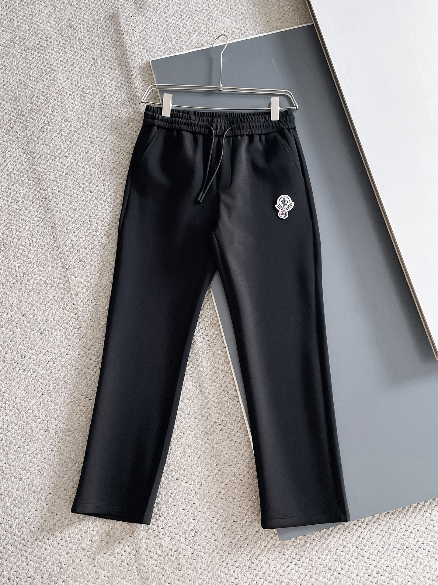 NO:625048,Mengkou 2025 Autumn and Winter Men's Clothing Counter official website new product air layer cotton. The popular fabric is super popular and recommended. The must-have men's trousers for autumn and winter are decorated with classic icon embroidery elements on the front. The design interprets the essence of the brand. Casual pants made of air layer fabric are soft and draping, comfortable and breathable, with clear texture and natural cotton feel. Highly recommended!  Size..M-3XL (black and white 2 colors),,Moncler,alexander wang19860909蒙口 2025秋冬男装专柜官网新品空气层棉 爆款面料超好人气推荐秋冬必备男士长裤正面饰有经典图标刺绣元素设计诠释品牌精髓,空气层面料休闲裤制成,柔软垂顺,舒适透气、纹理清晰、棉感自然,强烈推荐！尺码..M-3XL(黑白2色),,Moncler,alexander wang,Men's clothing