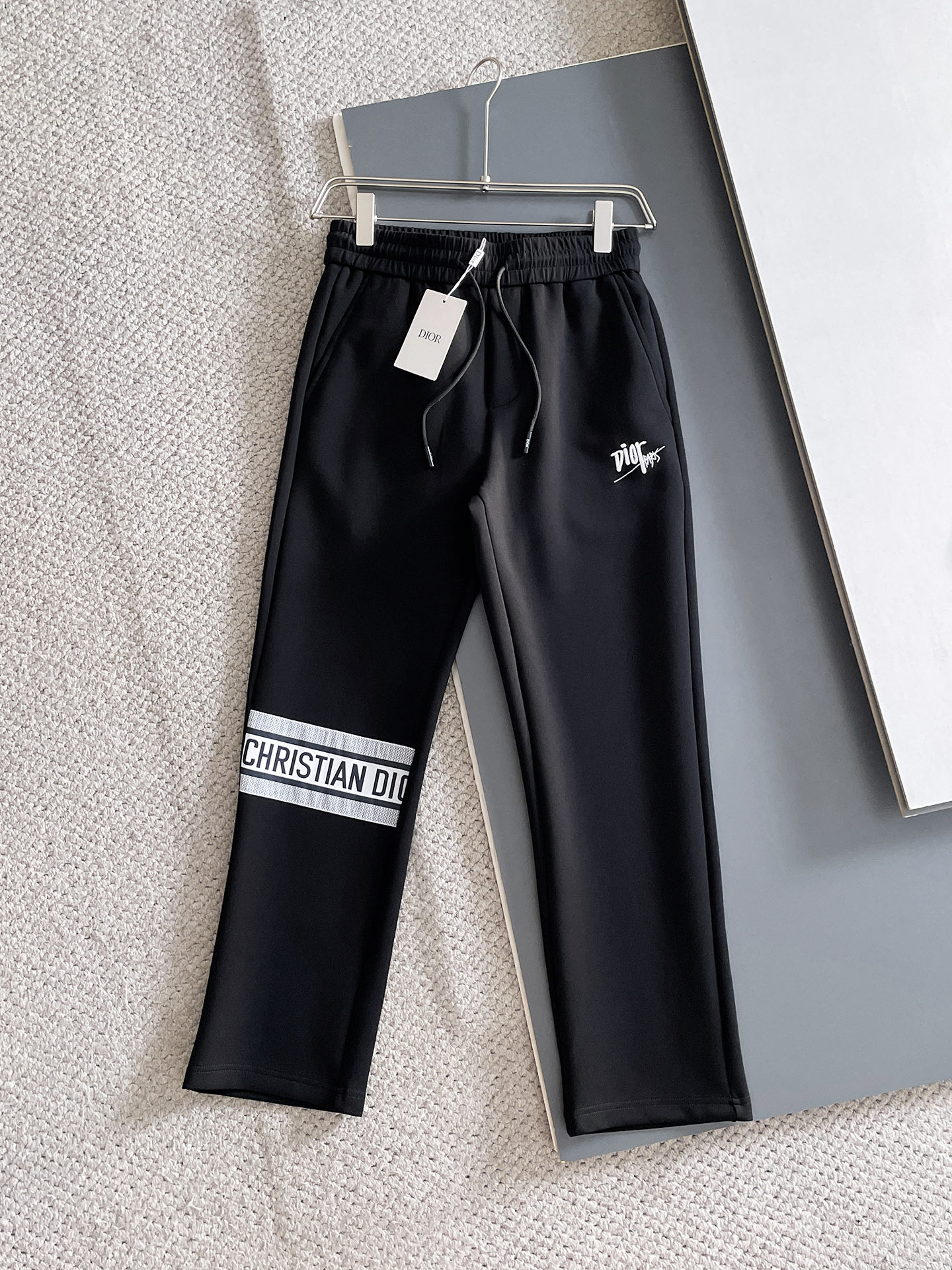 NO:625081,Dior's 2025 Autumn and Winter Men's Clothing Counter official website new product air layer cotton. The hot-selling fabric is super popular and recommended. The must-have men's trousers for autumn and winter are decorated with classic icon embroidery elements on the front. The design interprets the essence of the brand. Casual pants made of air layer fabric are soft and draping, comfortable and breathable, with clear texture and natural cotton feel. Highly recommended!  Size..M-3XL,,dior,alexander wang19860909迪奥 2025秋冬男装专柜官网新品空气层棉 爆款面料超好人气推荐秋冬必备男士长裤正面饰有经典图标刺绣元素设计诠释品牌精髓,空气层面料休闲裤制成,柔软垂顺,舒适透气、纹理清晰、棉感自然,强烈推荐！尺码..M-3XL,,dior,alexander wang,Men's clothing