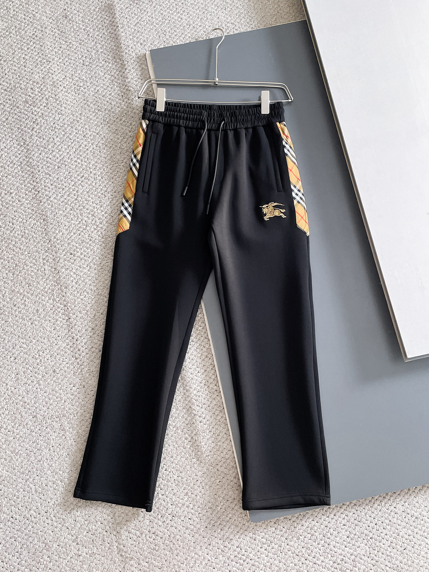 NO:625095,Burberry 2025 Autumn and Winter Men's Clothing Counter Official Website New Product Air Layer Cotton Hot-selling fabric is super popular and recommended. The must-have men's trousers for autumn and winter are decorated with classic icon embroidery elements on the front. The design interprets the essence of the brand. Casual pants made of air layer fabric are soft and draping, comfortable and breathable, with clear texture and natural cotton feel. Highly recommended!  Size..M-3XL,,burberry,alexander wang19860909巴宝莉 2025秋冬男装专柜官网新品空气层棉 爆款面料超好人气推荐秋冬必备男士长裤正面饰有经典图标刺绣元素设计诠释品牌精髓,空气层面料休闲裤制成,柔软垂顺,舒适透气、纹理清晰、棉感自然,强烈推荐！尺码..M-3XL,,burberry,alexander wang,Men's clothing