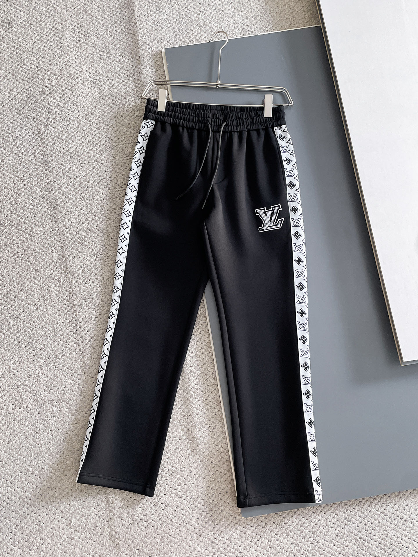 NO:625075,LV 2025 Autumn and Winter Men's Clothing Counter Official Website New Product Air Layer Cotton Hot-selling fabric is super popular and recommended. The must-have men's trousers in autumn and winter are decorated with classic icon embroidery elements on the front and the design interprets the essence of the brand. Casual pants made of air layer fabric are soft and draping, comfortable and breathable, with clear texture and natural cotton feel. Highly recommended!  Size..M-3XL,,louis vuitton,alexander wang19860909LV 2025秋冬男装专柜官网新品空气层棉 爆款面料超好人气推荐秋冬必备男士长裤正面饰有经典图标刺绣元素设计诠释品牌精髓,空气层面料休闲裤制成,柔软垂顺,舒适透气、纹理清晰、棉感自然,强烈推荐！尺码..M-3XL,,louis vuitton,alexander wang,Men's clothing