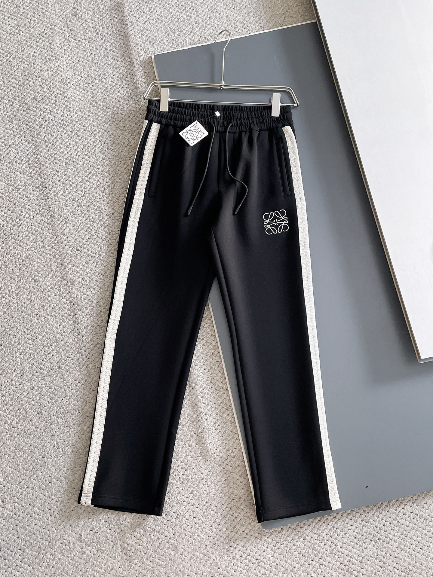 NO:625054,Loewe 2025 Autumn and Winter Men's Clothing Counter Official Website New Product Air Layer Cotton Hot-selling fabric is super popular and recommended. The must-have men's trousers for autumn and winter are decorated with classic icon embroidery elements on the front and the design interprets the essence of the brand. Casual pants made of air layer fabric are soft and draping, comfortable and breathable, with clear texture and natural cotton feel. Highly recommended!  Size..M-3XL,,loewe,alexander wang19860909罗意威 2025秋冬男装专柜官网新品空气层棉 爆款面料超好人气推荐秋冬必备男士长裤正面饰有经典图标刺绣元素设计诠释品牌精髓,空气层面料休闲裤制成,柔软垂顺,舒适透气、纹理清晰、棉感自然,强烈推荐！尺码..M-3XL,,loewe,alexander wang,Men's clothing