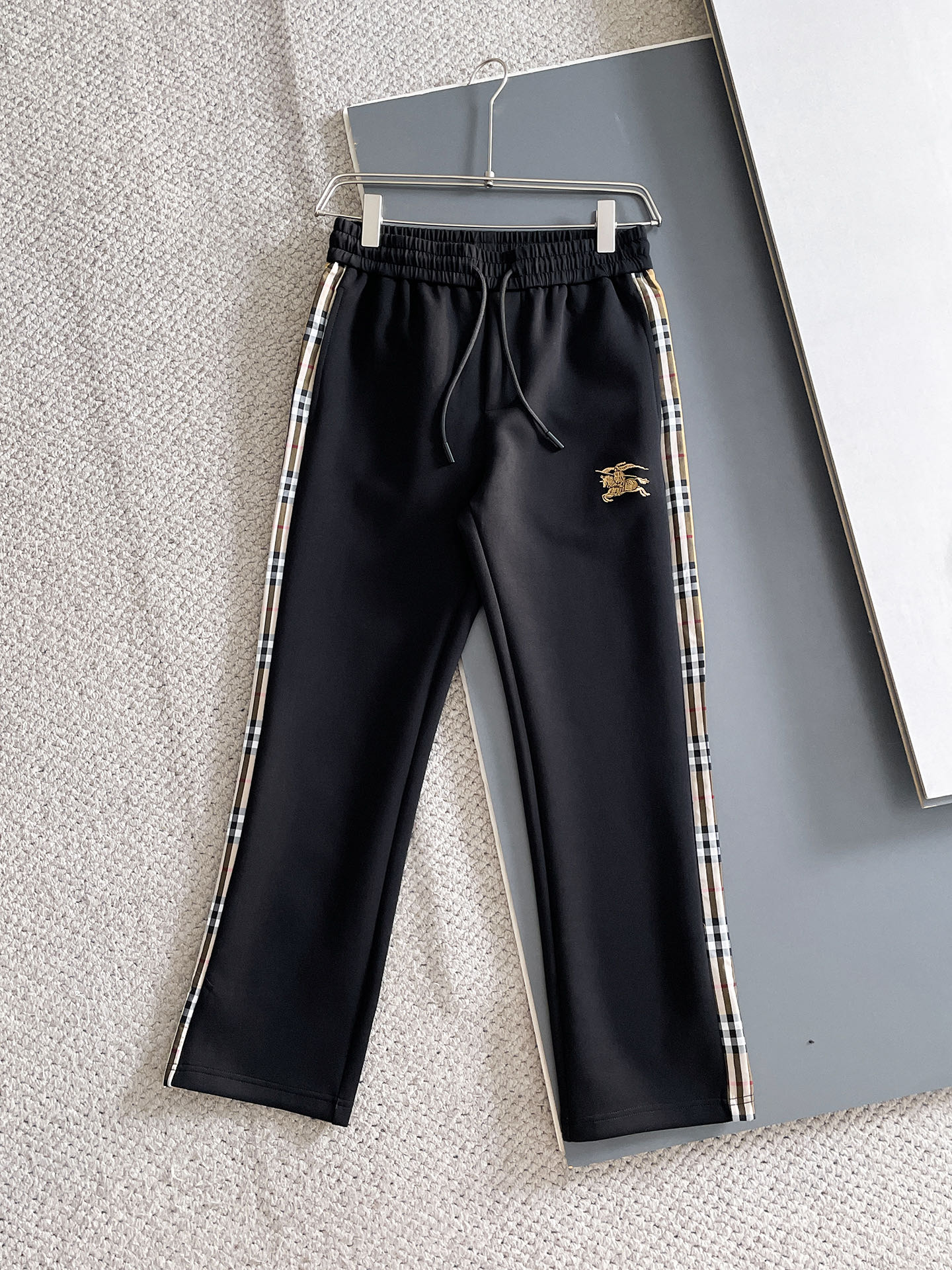 NO:625039,Burberry 2025 Autumn and Winter Men's Clothing Counter Official Website New Product Air Layer Cotton Hot-selling fabric is super popular and recommended. The must-have men's trousers for autumn and winter are decorated with classic icon embroidery elements on the front. The design interprets the essence of the brand. Casual pants made of air layer fabric are soft and draping, comfortable and breathable, with clear texture and natural cotton feel. Highly recommended!  Size..M-3XL,,burberry,alexander wang19860909巴宝莉 2025秋冬男装专柜官网新品空气层棉 爆款面料超好人气推荐秋冬必备男士长裤正面饰有经典图标刺绣元素设计诠释品牌精髓,空气层面料休闲裤制成,柔软垂顺,舒适透气、纹理清晰、棉感自然,强烈推荐！尺码..M-3XL,,burberry,alexander wang,Men's clothing